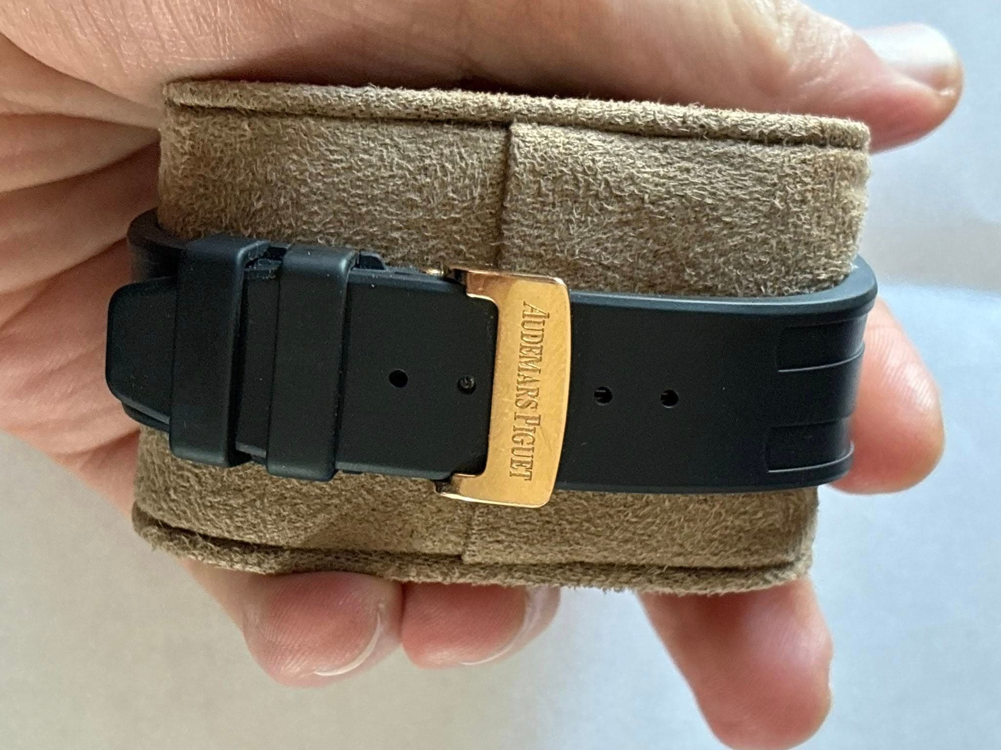 May be an image of digital watch, leather and text that says 'በ ล EDE cHeo AUDEMARSPIGUET AUDEMARS PIGUET'