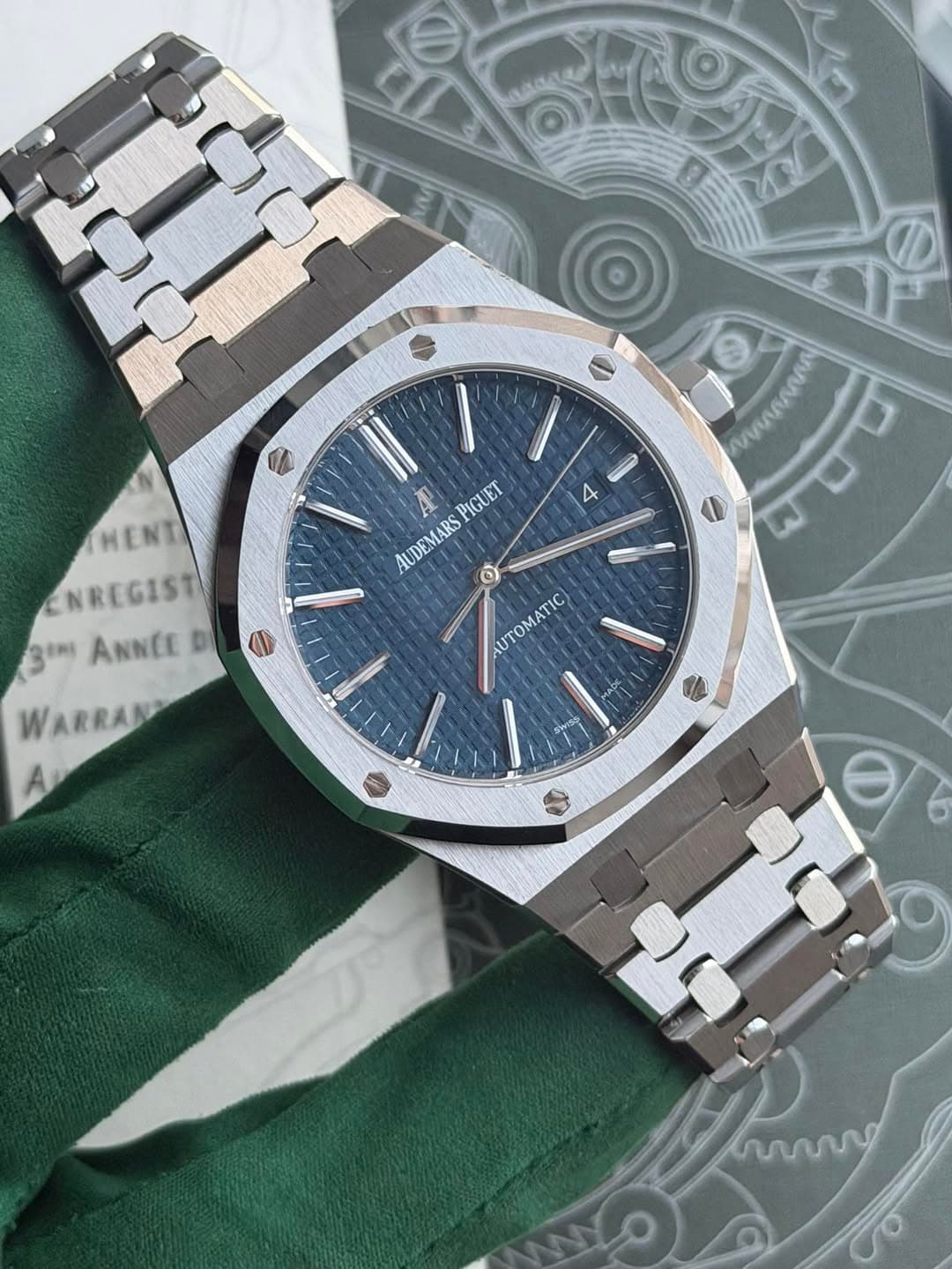May be an image of wrist watch and text that says 'Θ 0 PIGUET AUDEMARS UTOMATIC HENTI CNREGIST 3IM ANNEE DI WARRANA VAAAAA ವಾರಾರ W - ー'
