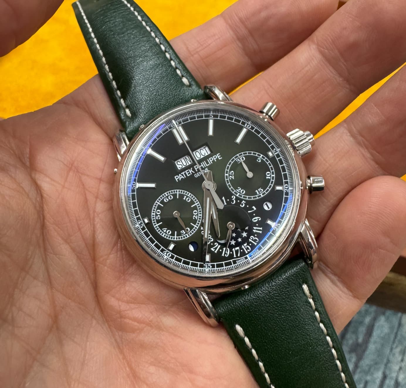May be an image of wrist watch and text that says 'C OL PATEKPHILIPPE ផន むこん OCT LIPPE SUN PATEK くう ΣΚE 20 60 10 •3 3 50 o ส OE ち 2o 40 1 9 II 2 ان EI. င بر ふ ب'