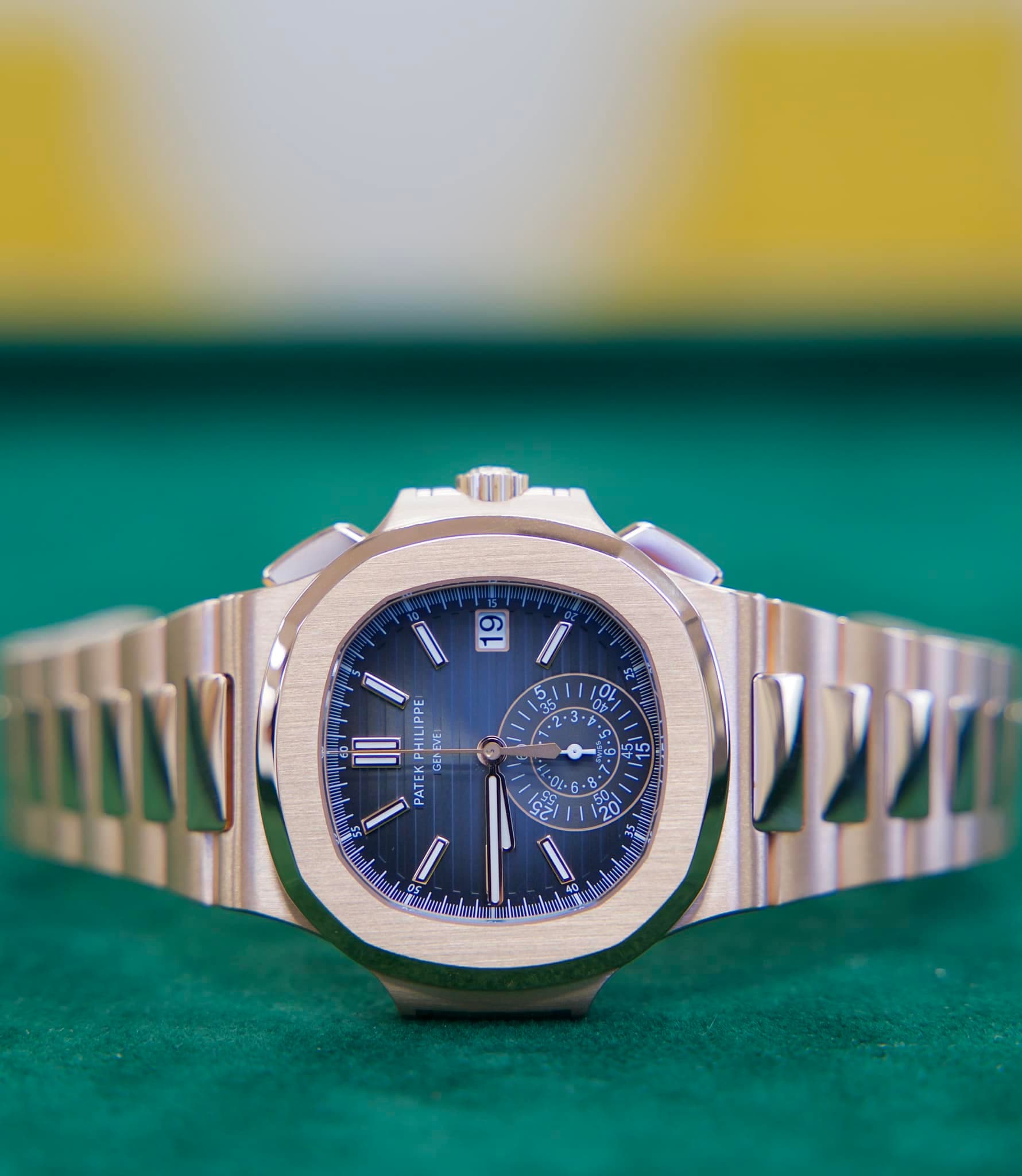 May be an image of wrist watch and text that says '9 o 5 ١ 0 Ona O ارا 20 I0 PHILIPPE GEN ENEVE PATEK S si ج2'