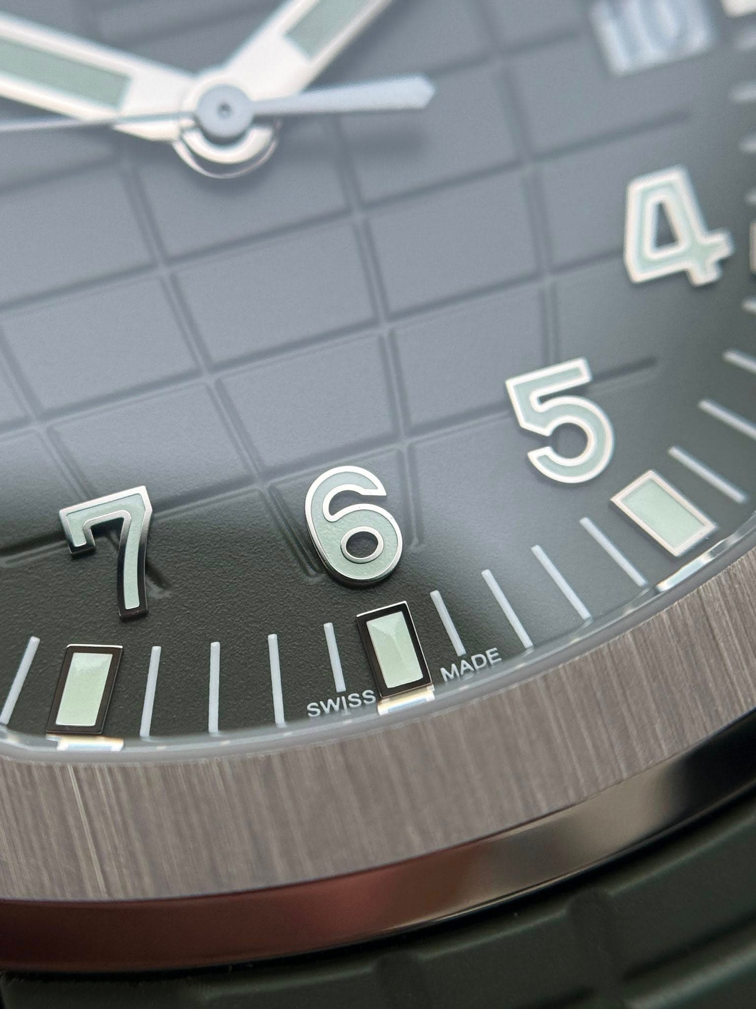 May be an image of wrist watch and text that says '4 5 伪 RO 6 MADE SWISS'