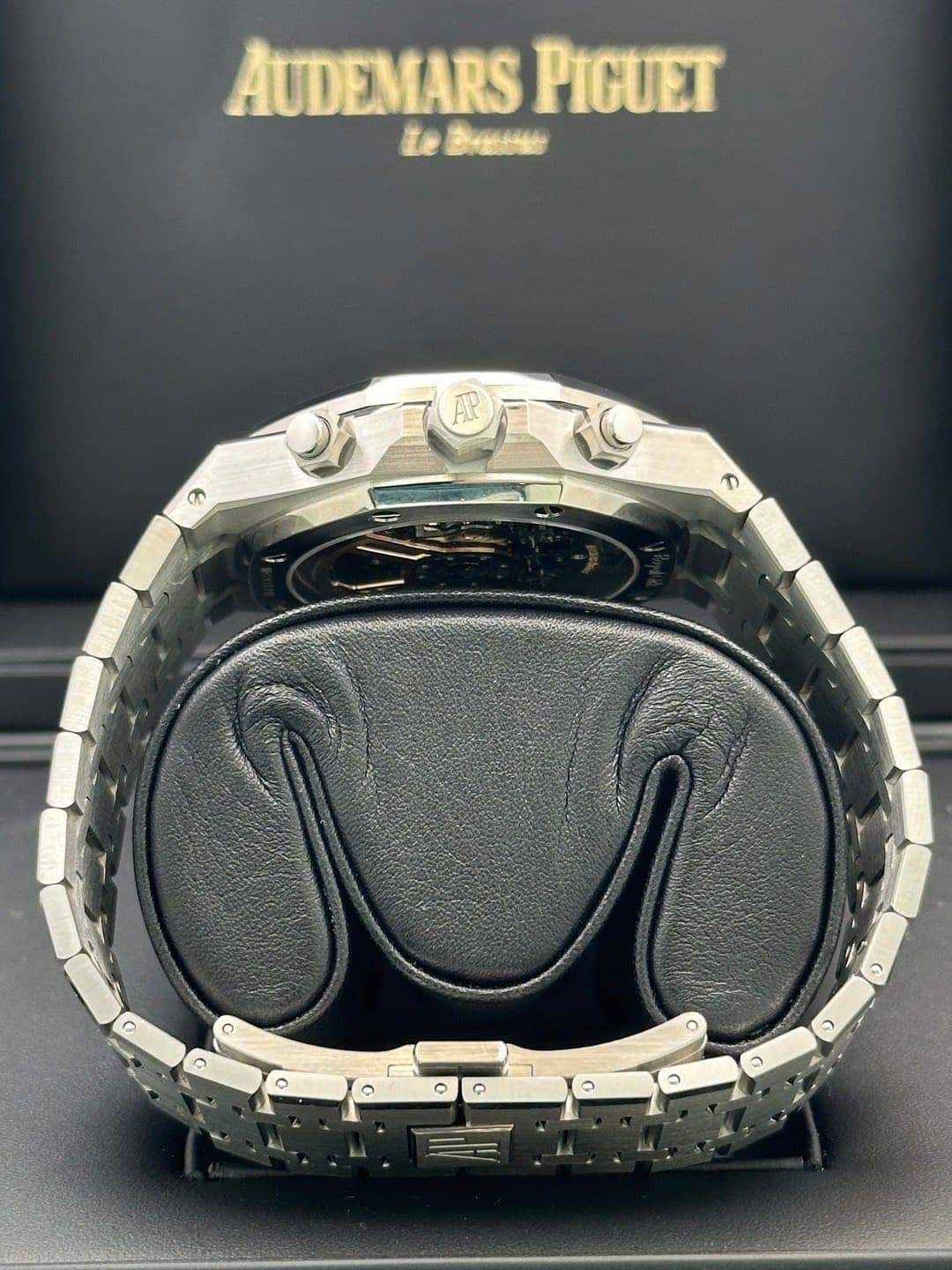 May be an image of wrist watch and text that says 'AUDEMARS PIGUET Le Beee ٢'