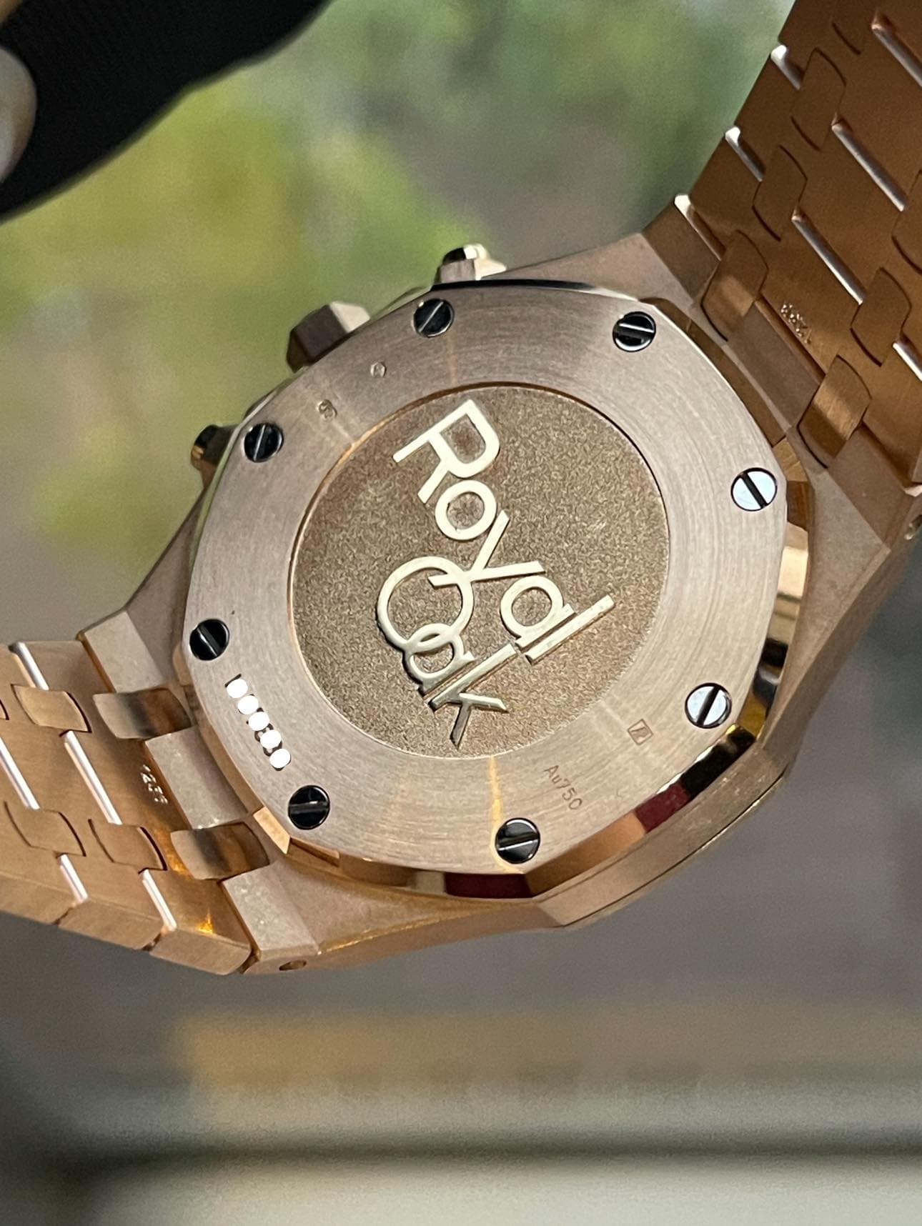 May be an image of wrist watch and text that says 'NR do Royal 오후 D O Au750'