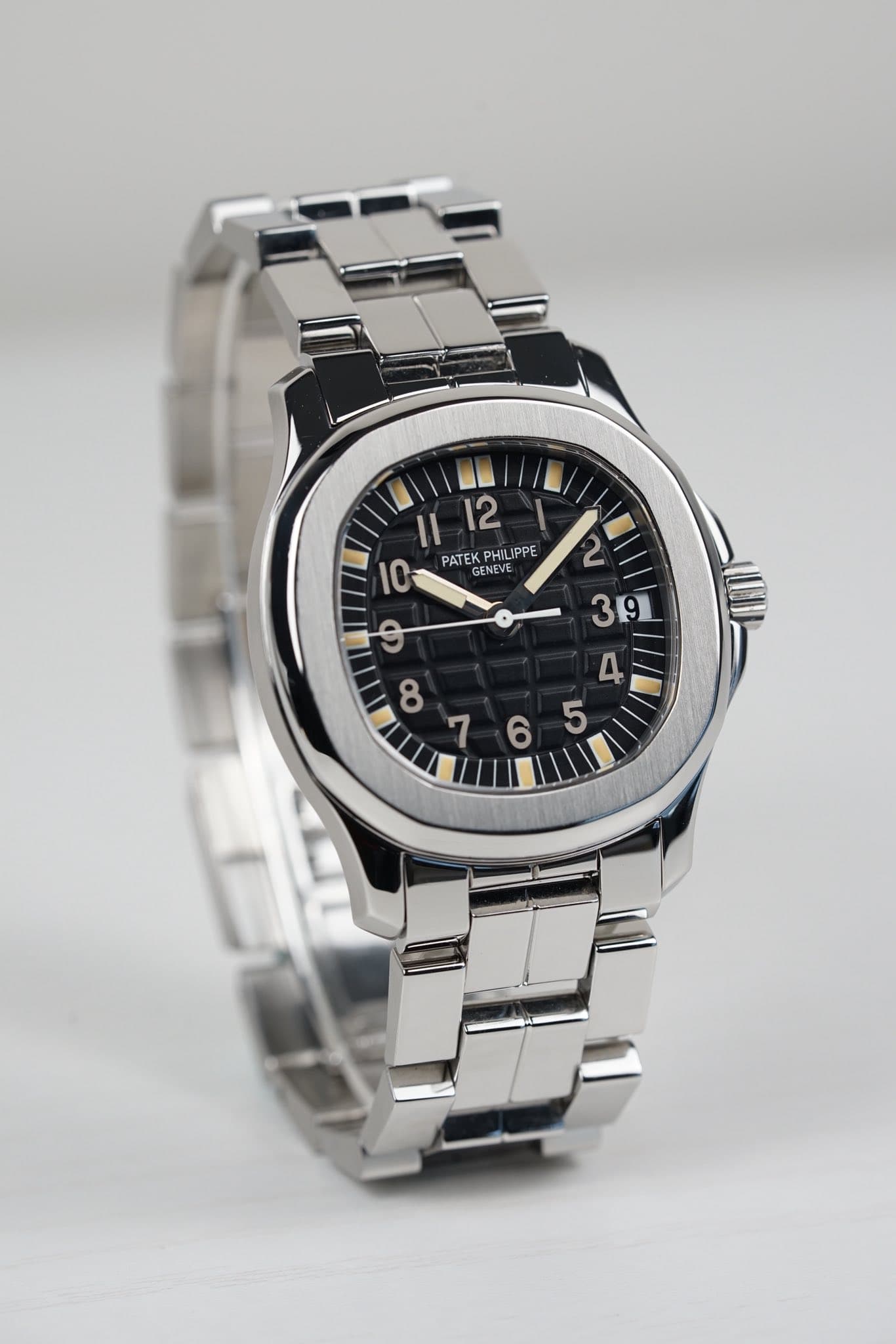 May be an image of wrist watch and text that says '12 PATEKPHILIR IPPE PE PATEK PHILI GENEVE '