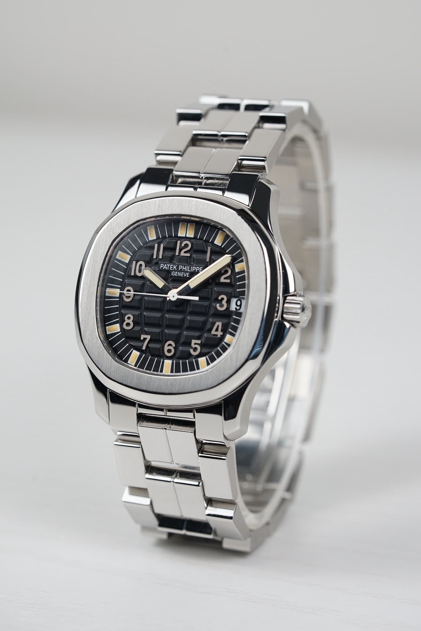 May be an image of wrist watch and text that says 'II 12 10 PATEK PHILIPP IPPE PHIL GENEVE ф 2 1I 3 9 O ထ د 6 4 5'
