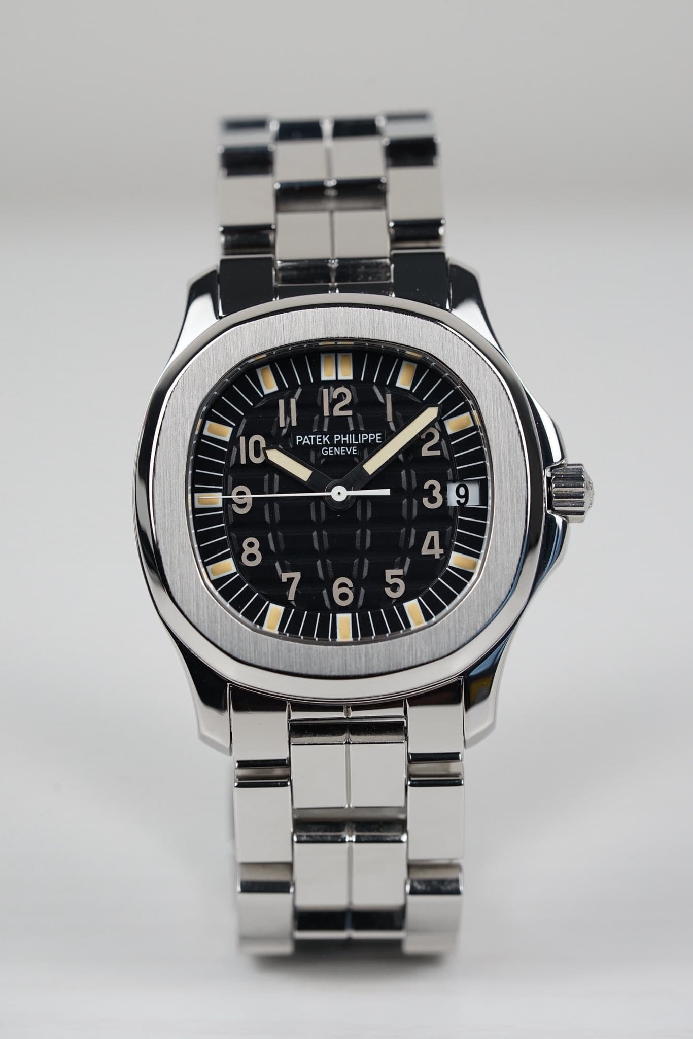 May be an image of wrist watch and text that says 'D/ 10 II 1112 12 PATEK PHILIPPE PATEKPHILIPPE IPPE LIP GENEVE QI '