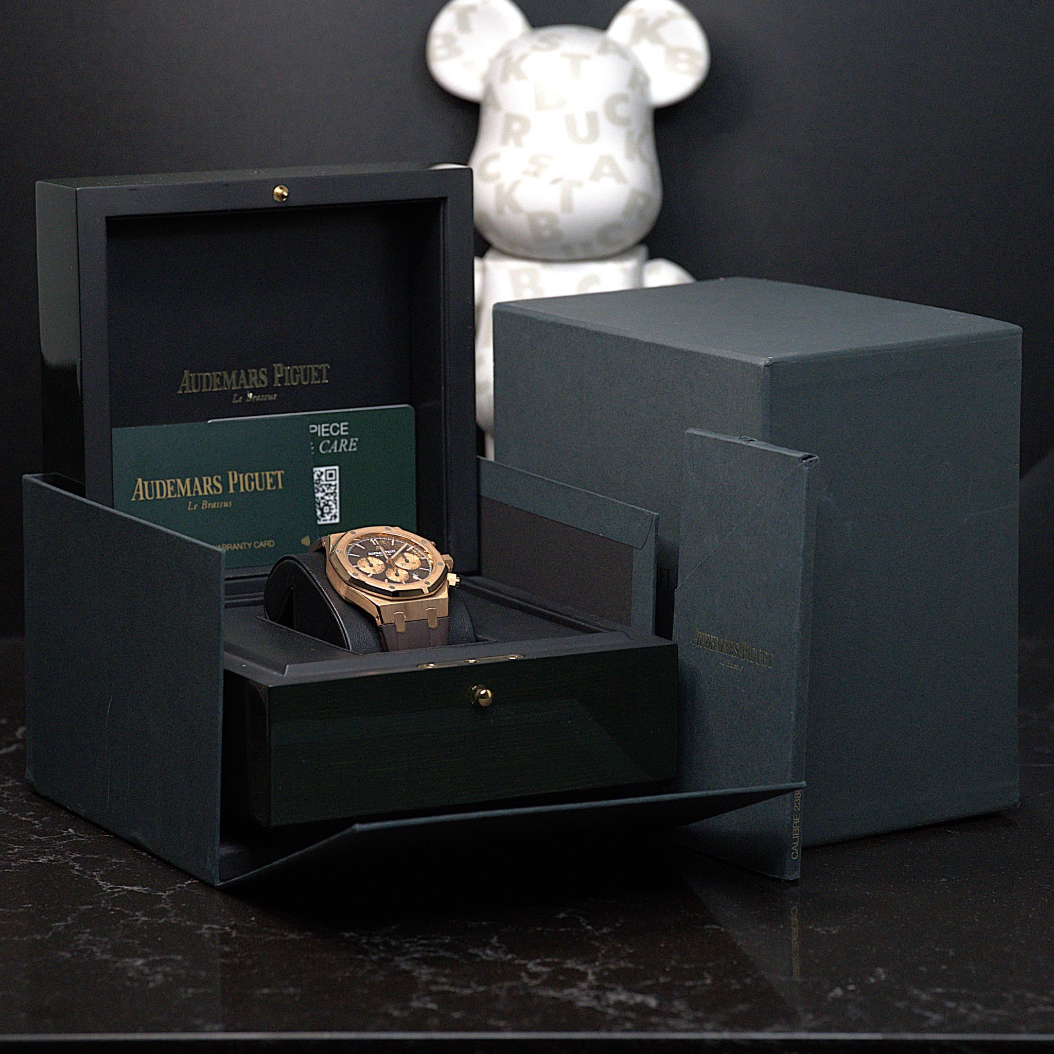 May be an image of wrist watch and text that says '前 認 PIECE CARE AUDEMARS AUDEMARSPIGUET PIGUET'