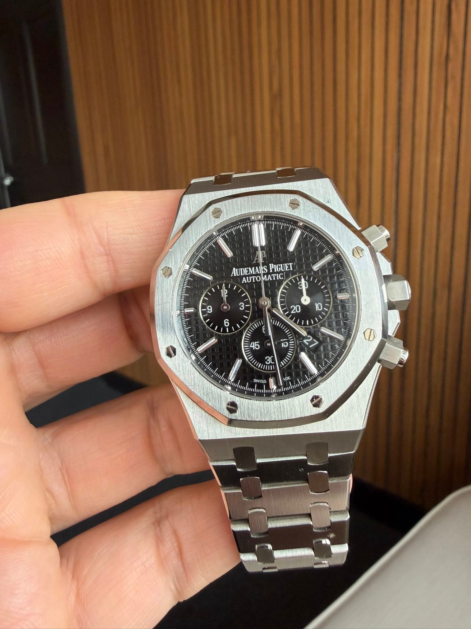 May be an image of wrist watch and text that says 'ን ሃ IUDEMARS PIGUET AUTO MATIC H 45 כו 3L 30 Θ 27 آشان "'