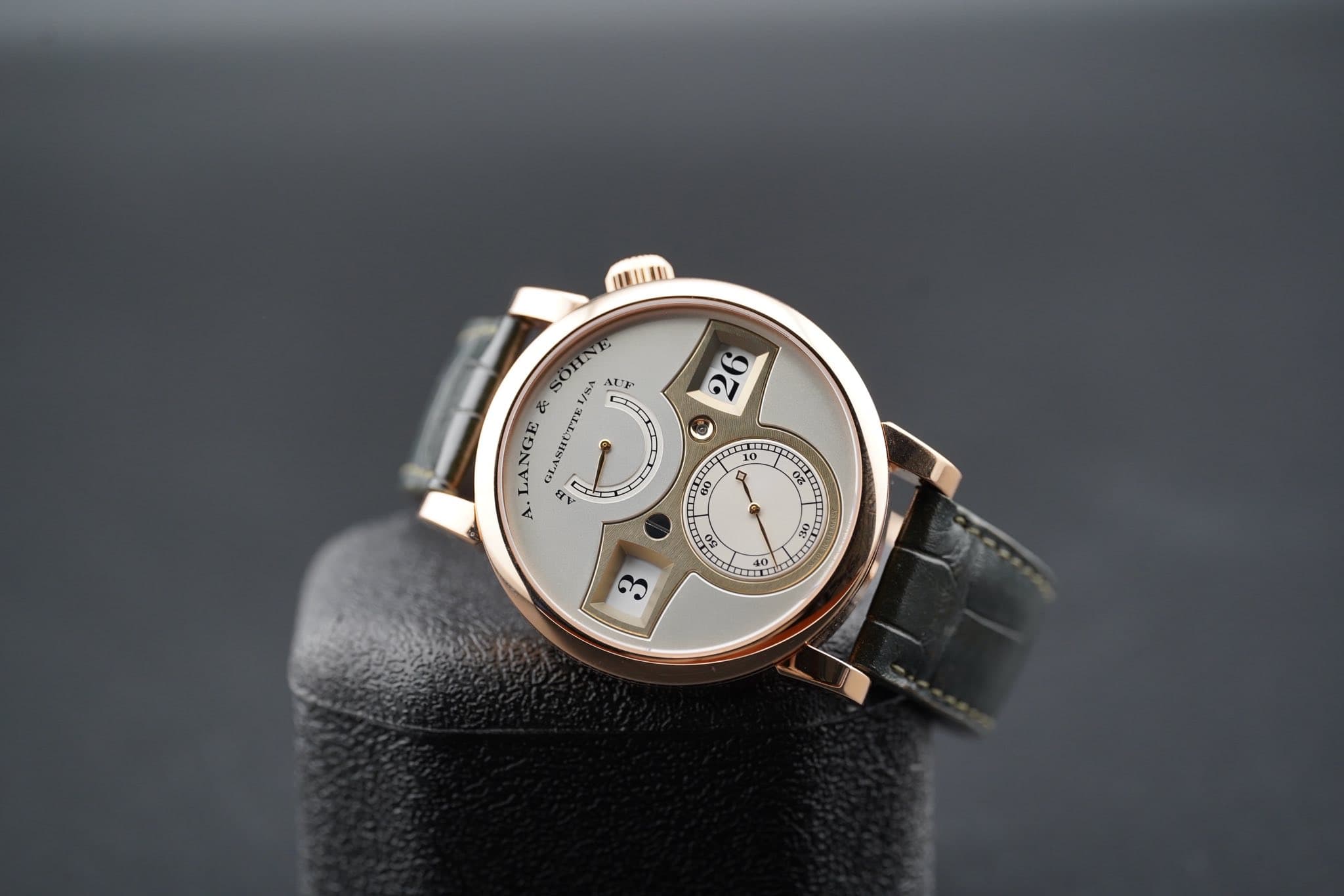May be an image of wrist watch and text that says '26 9 AEA & VSA SOHNA S/P LANGE LANHUTTE A. ገር 10 60 S 00 OE 40 0 PRIL'