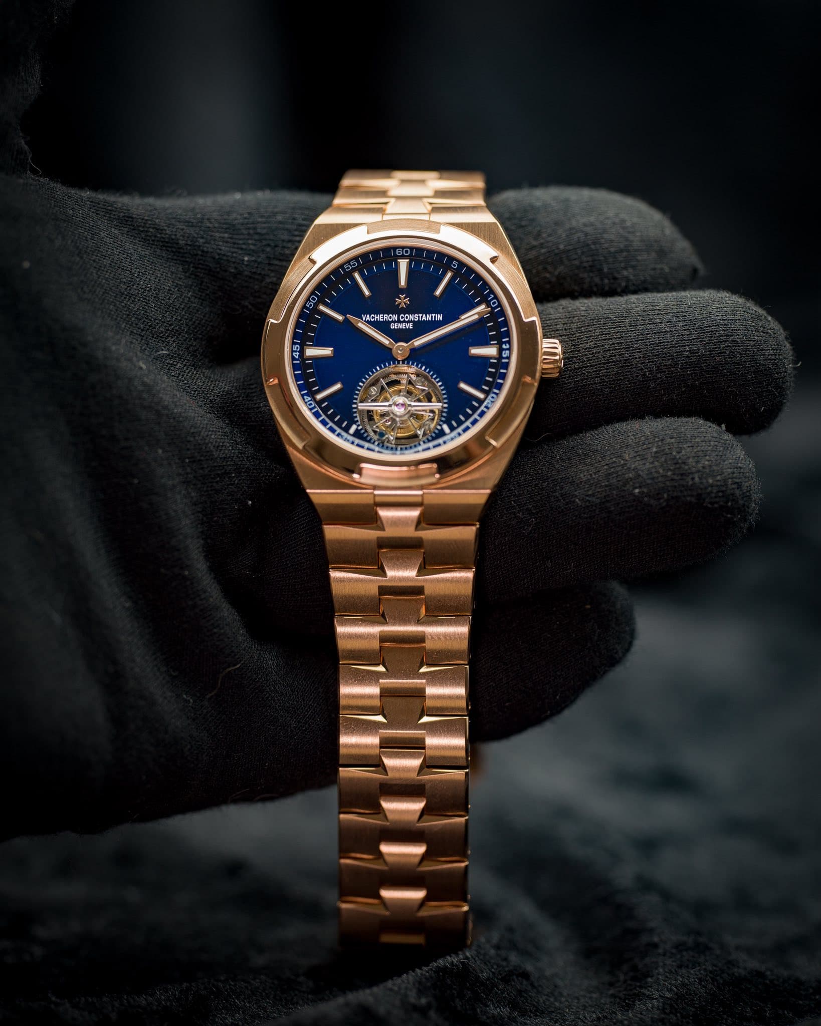 May be an image of wrist watch and text that says '6 T' VACHER CO CONSTANTIN EENEVE I LE ወሸ'