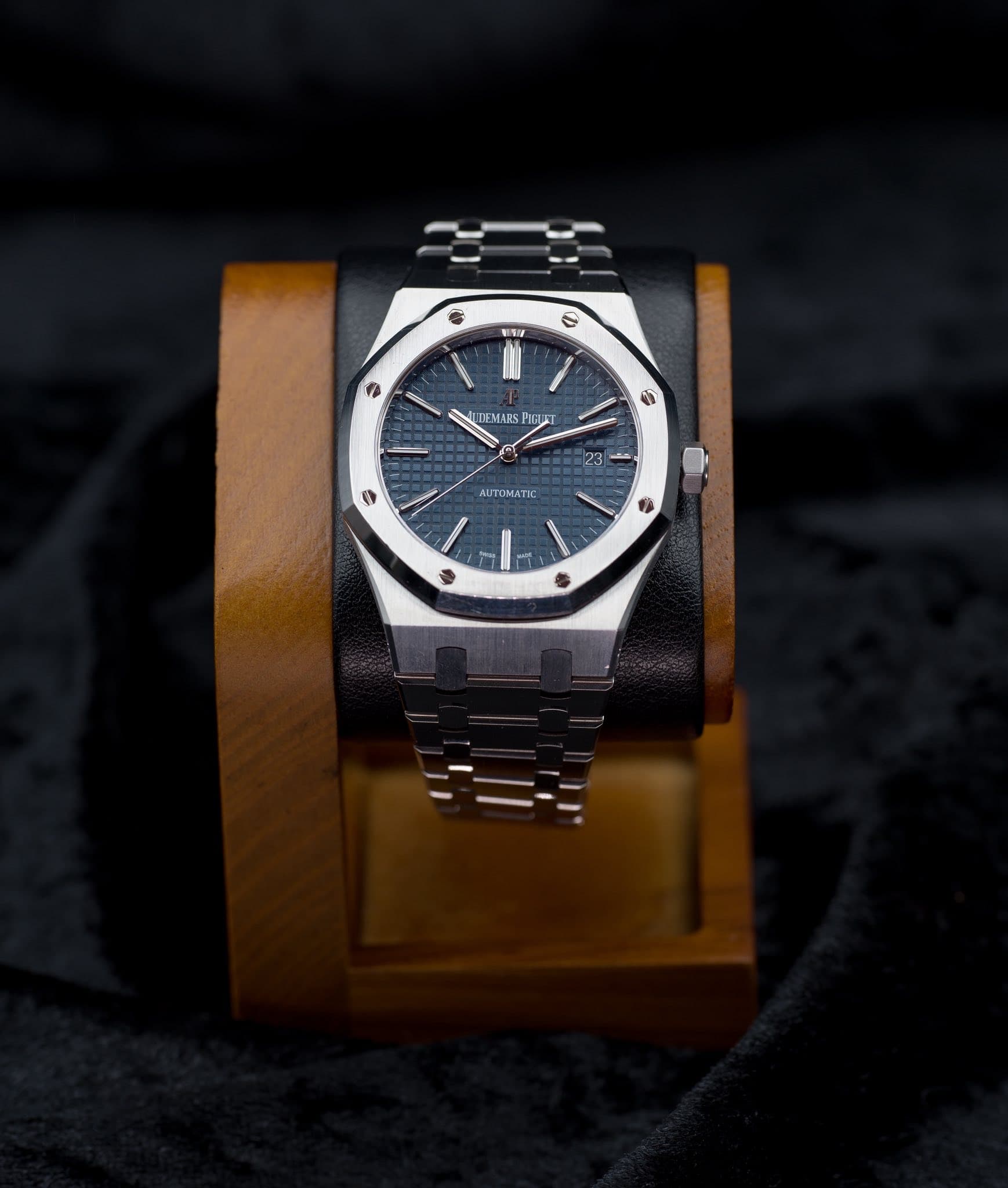 May be an image of wrist watch and text that says '튀퇴 e DEMARS TEM ARS PIE 6 23 عت AUTOMATIC a'