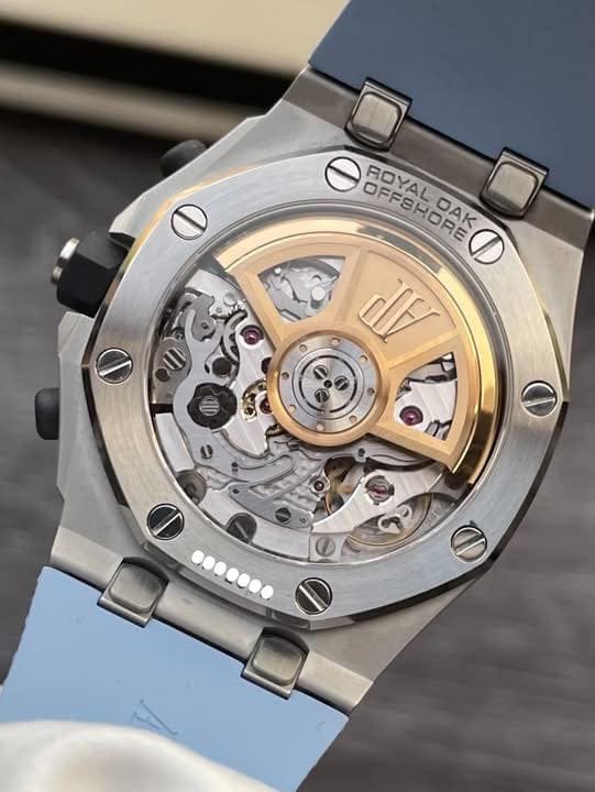 May be an image of wrist watch and text that says 'OFFSHORE OFFSH ROYAL BOYALOAK DAK の dV O S40'