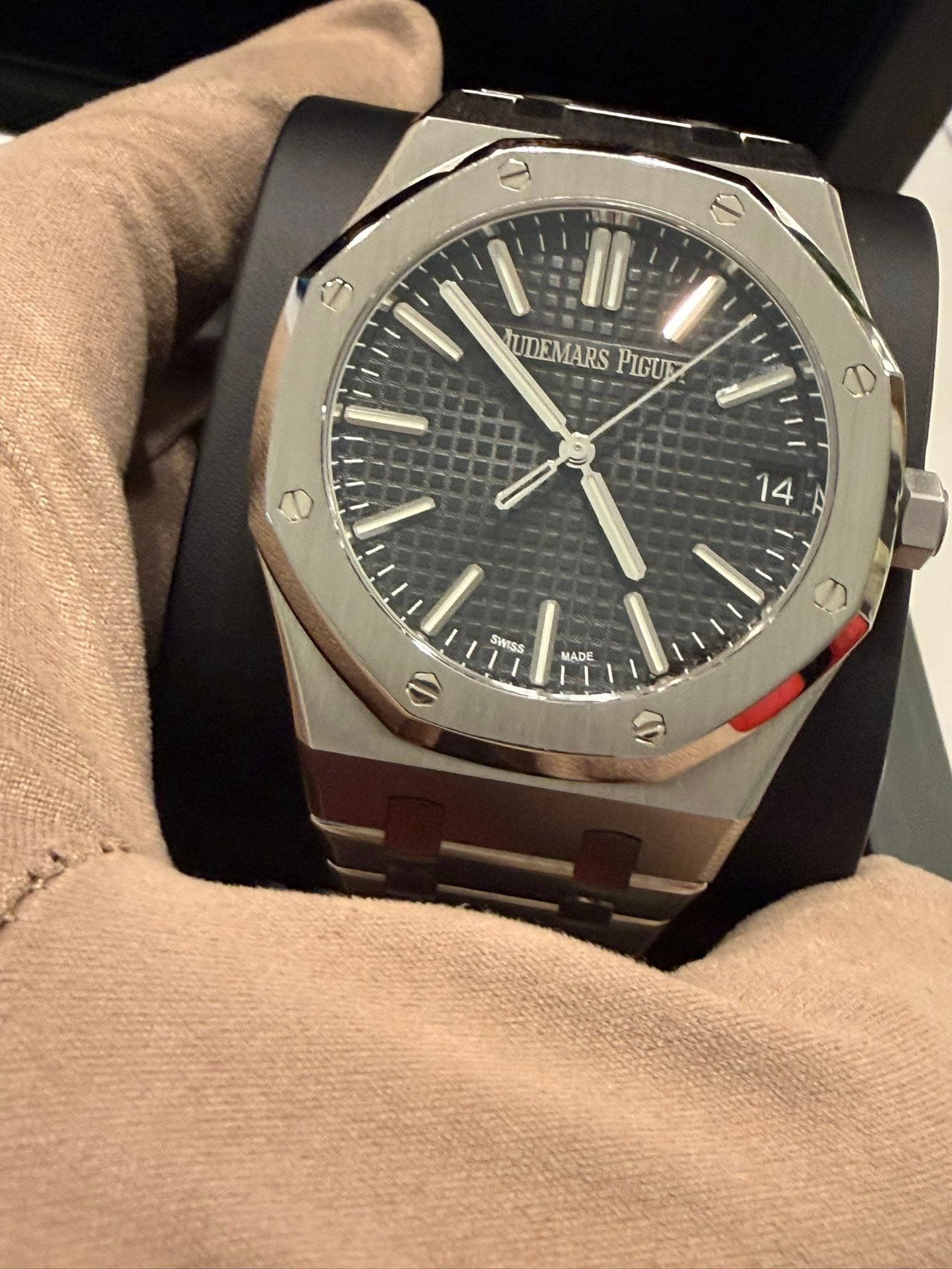 May be an image of wrist watch and text that says 'ل TUDEMARSPIG JUDEMARS PIGUE 8 14 SWIS MADE O e'