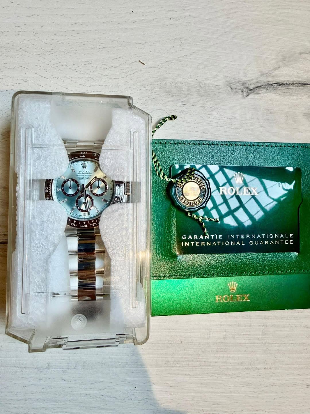 May be an image of digital watch and text that says '0EL ERTFED PIED ROLEX GARANTIE NTIEINTERNATIONALE INTERNATIONALE INTERNATIONALGUARANTEE INTERNATIONAL GUARANTEE ROLEX'
