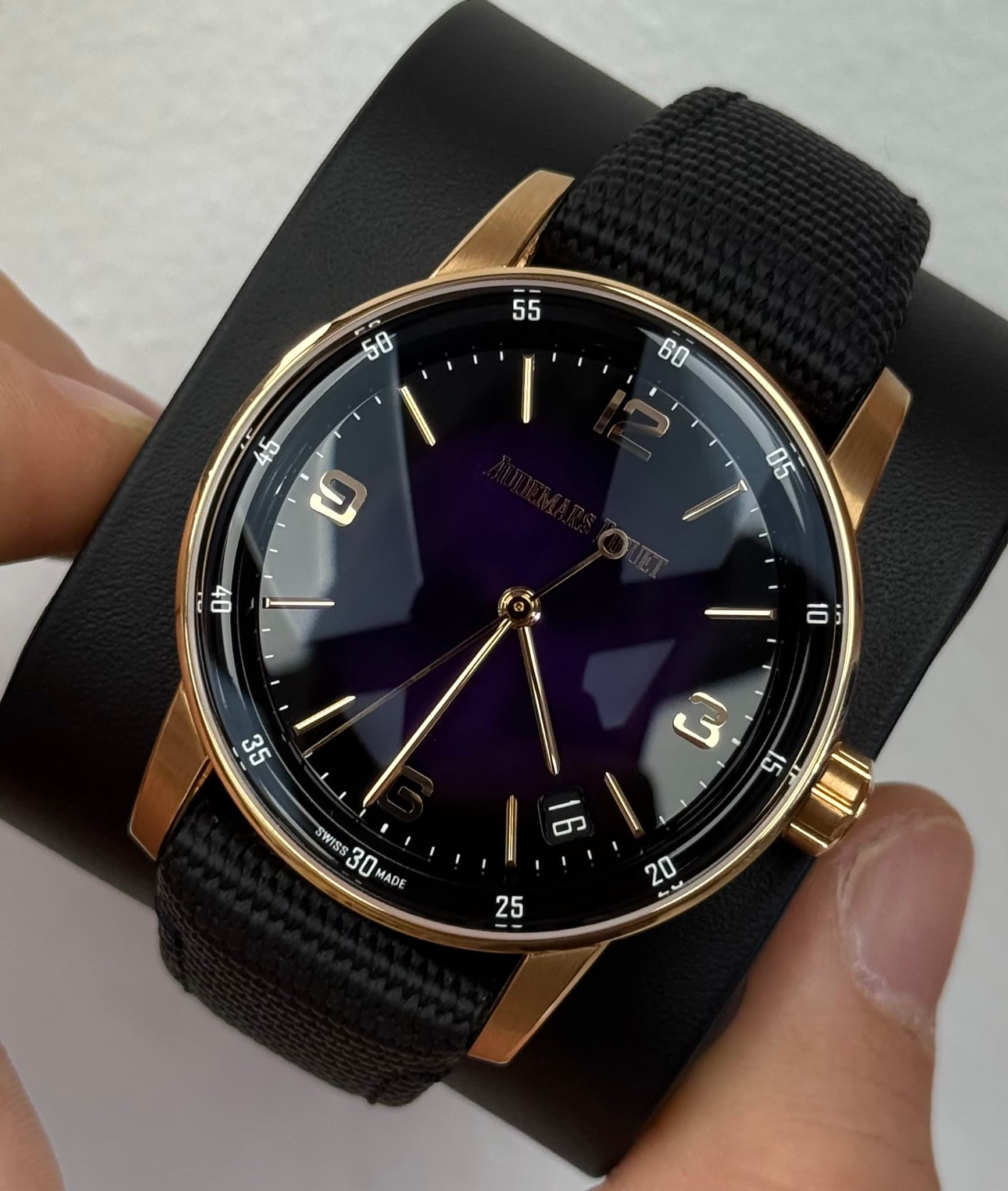 May be an image of digital watch and text that says '55 50 60 ک ク 05 H 0b တာ SWISS 30 30MADE MADE 25 20'