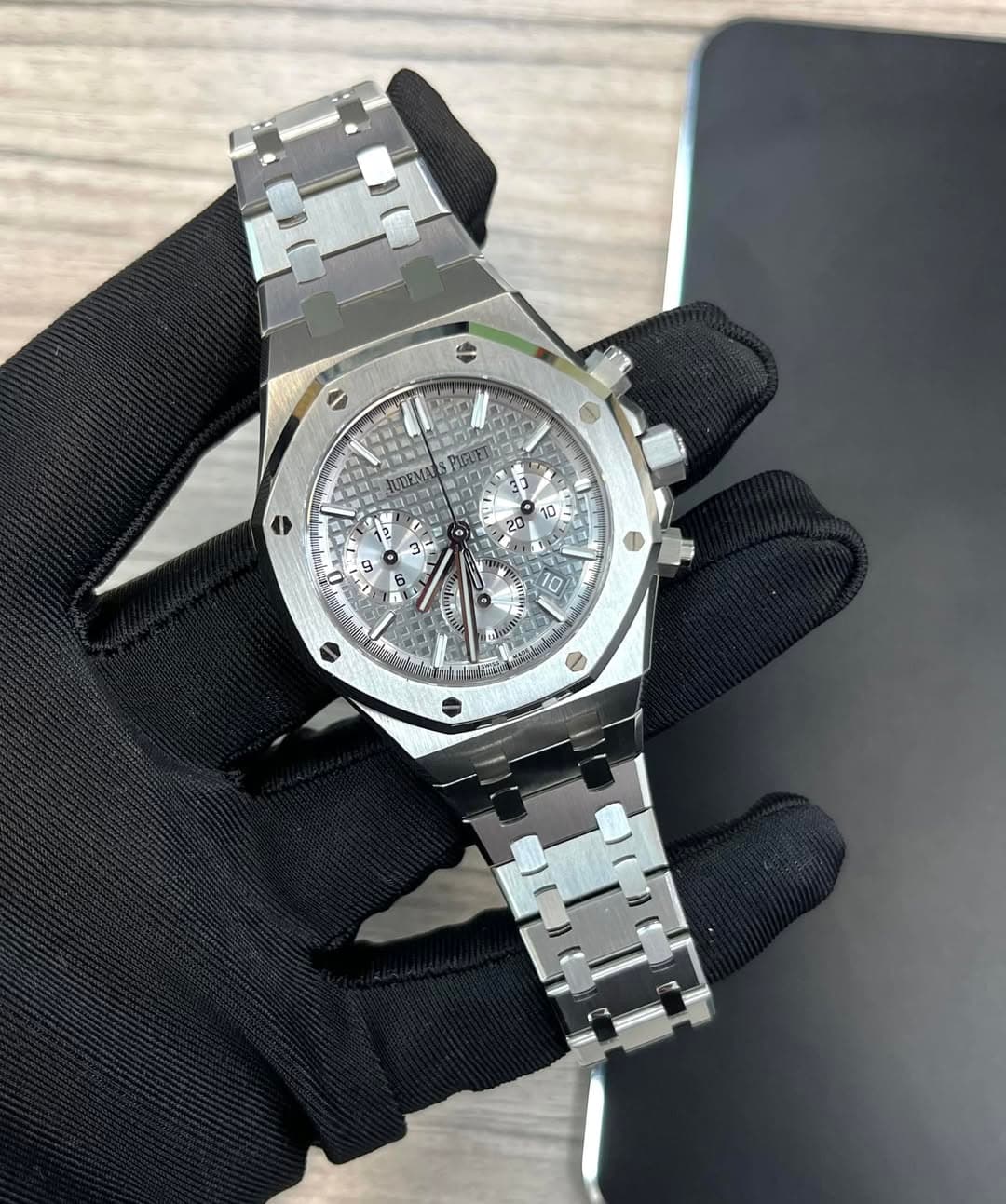 May be an image of wrist watch and text that says 'C HUREMA 10 B 0 10 風'