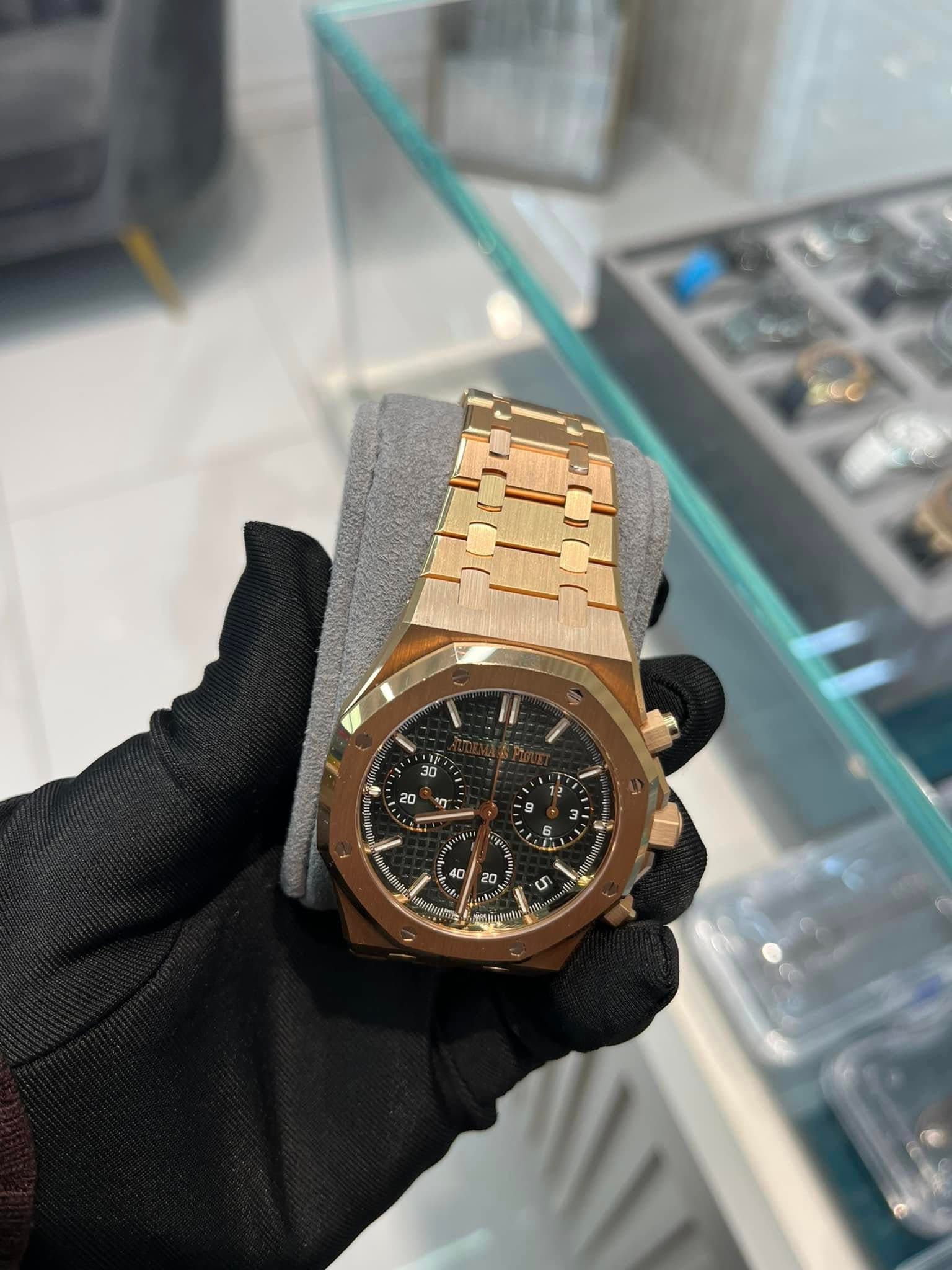 May be an image of wrist watch and text that says '30 20 4G 0 20 っ ንን5ክ'