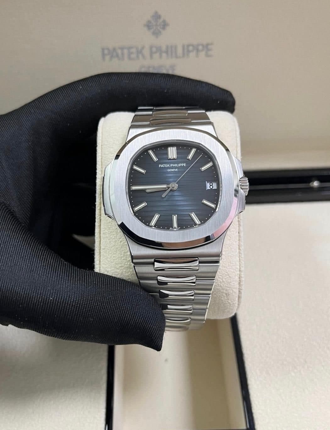 May be an image of wrist watch and text that says 'PATEK ATEKPHILIPPE PHILIPPE PATEKPHILIPPE PHILIP LIPPE PATEK PH GENEVE GENIVE 8'