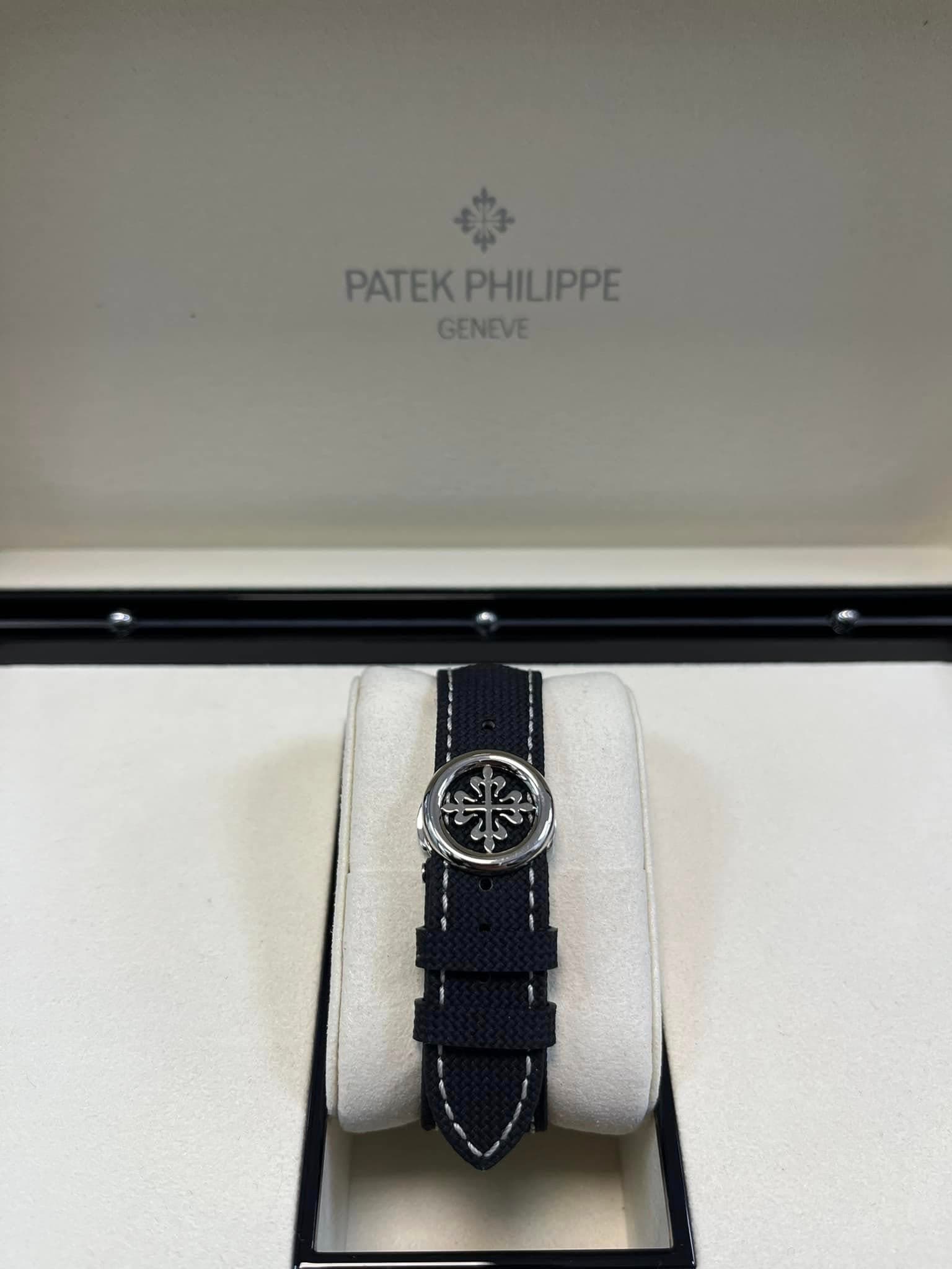 May be an image of wrist watch and text that says 'PATEKPHILIPPE PATEK PHILIPPE GENEVE GENEVE'