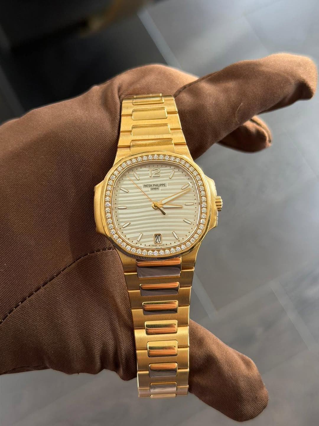 May be an image of wrist watch and text that says '2 PATEKPHLPPE PИTEKPИ PATEKPHILIPPE LIPPE 00 i 20'