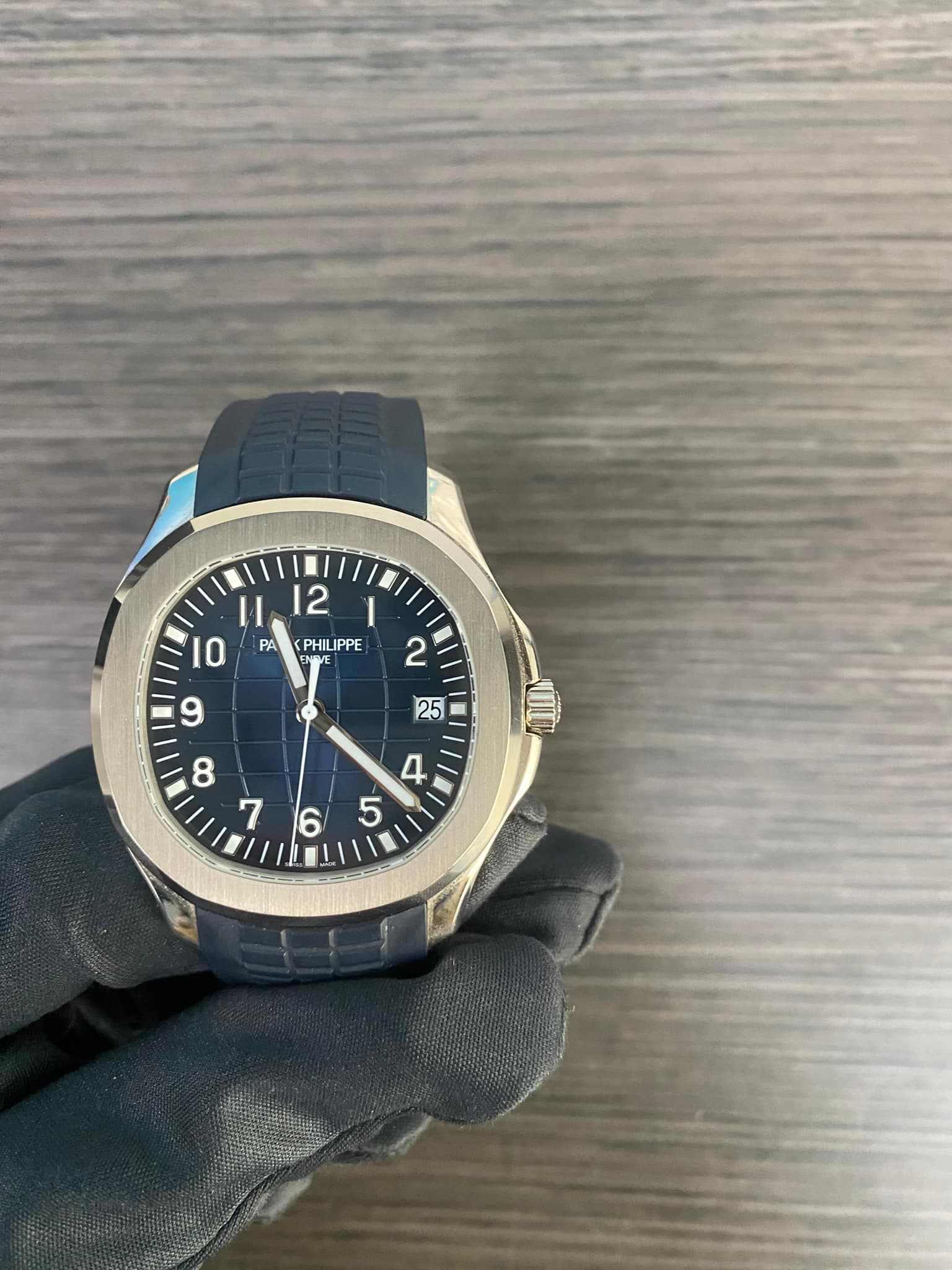 May be an image of wrist watch and text that says 'II 12 I 0 PA PHILIPPE PAPHILPPE PHIL JPPE '