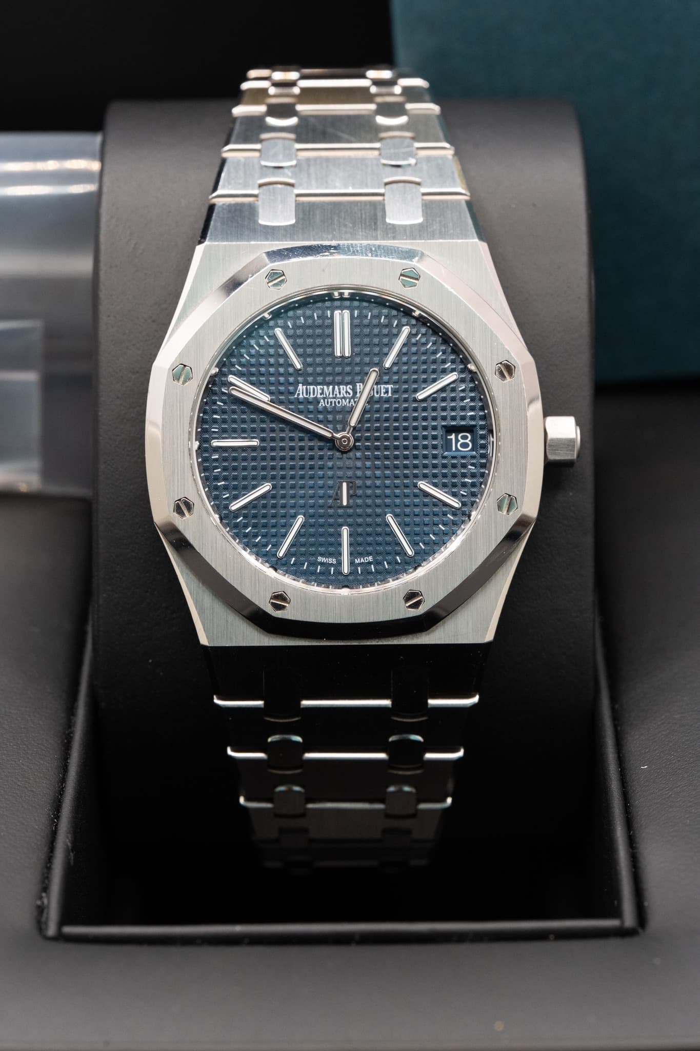 May be an image of wrist watch and text that says 'HT II AUDEMARS AИTOMΑ HET 18 amsh រា امر'