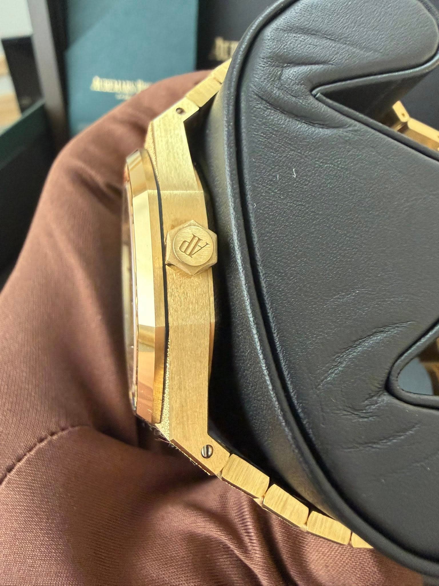 May be an image of wrist watch and text that says 'd/ D'