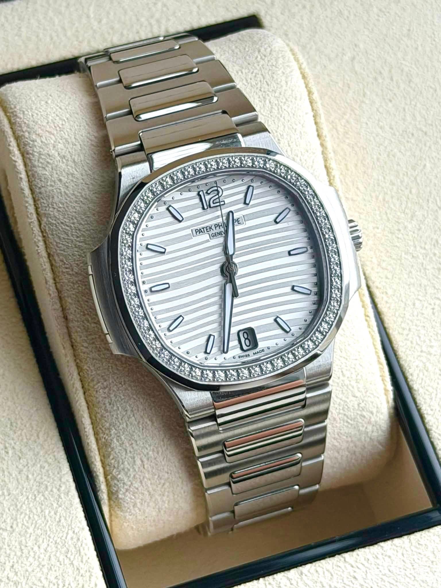 May be an image of wrist watch and text that says '0 12 PATEK PH H GENE /8 thum 0 C 8 R 3 준 MMON'