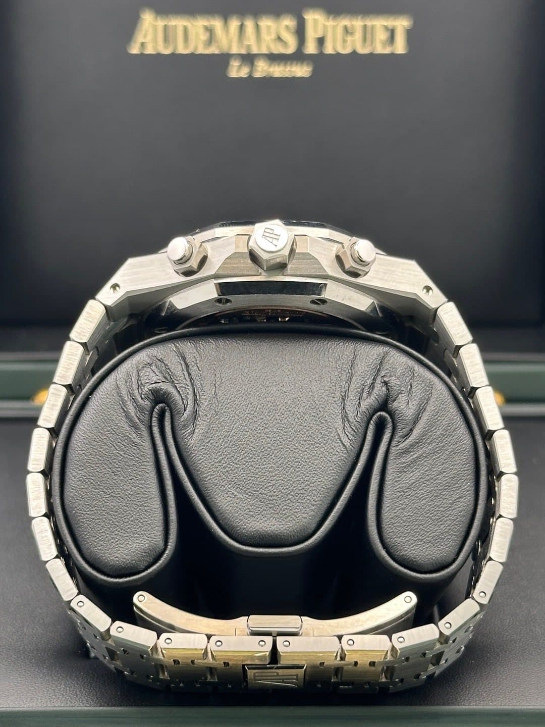 May be an image of wrist watch and text that says 'AUDEMARS PIGUET ei o ٥'