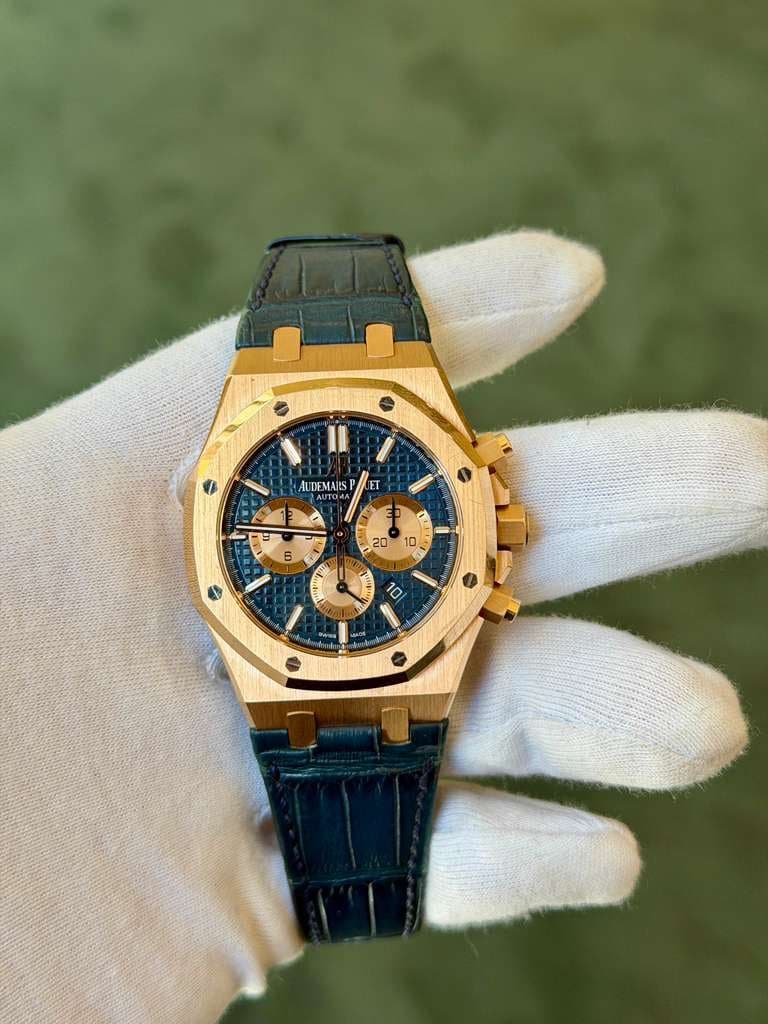 May be an image of wrist watch and text that says 'LAL AU UDEMANIS ET 51 F A C - ا B 20 0 10 D'