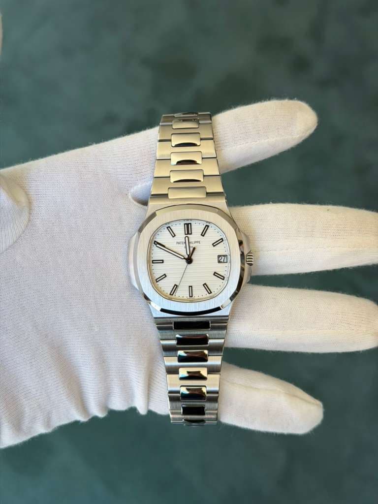 May be an image of wrist watch and text that says 'ا 1I PAEH / LIPPE I 27 U I'