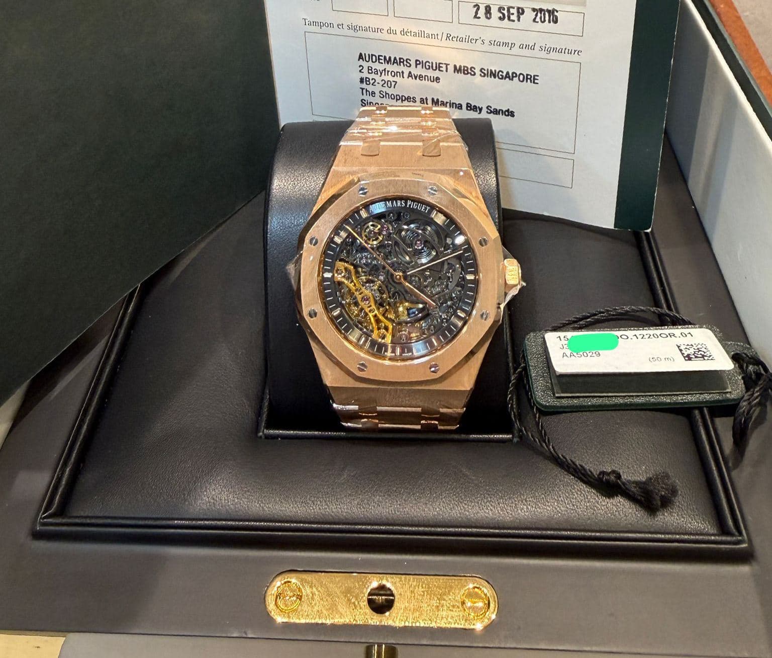 May be an image of wrist watch and text that says 'o 28SEP 28SEP2016 2016 signature du đétalllant/ Retailer's stamp and signature AUDEMARS 2Bayfront BayfrontAvenue "ቨ B2-207 Avenue…