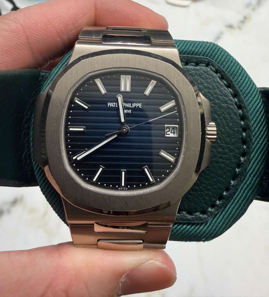 May be an image of wrist watch and text that says 'I PATE PATEPHILIPPE PHILIPPE IEVE EVE 24 川'