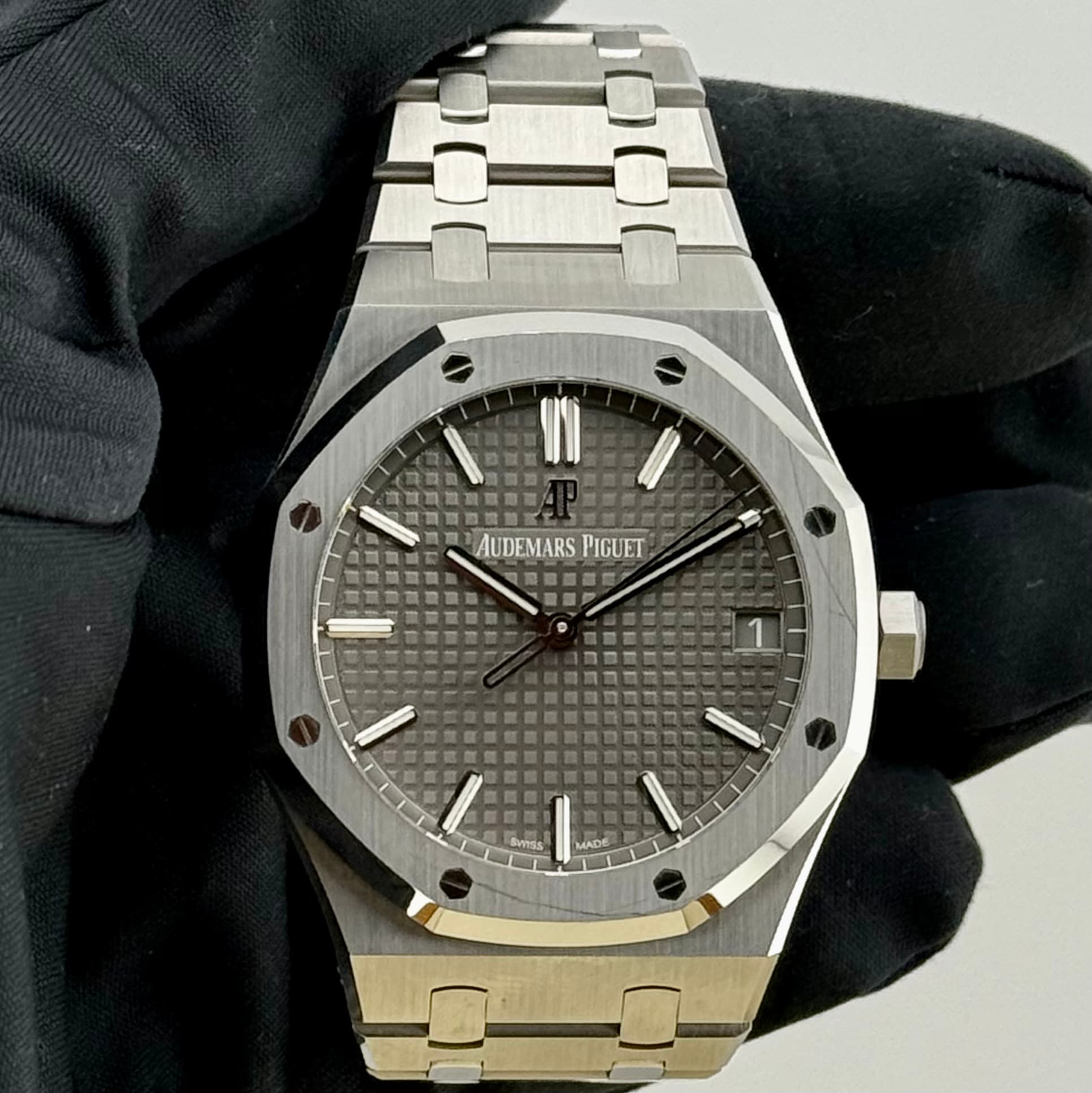 May be an image of wrist watch and text that says 'AUDEMARS AUDEMARSPIGUET PIGUET 1 mss ADE'