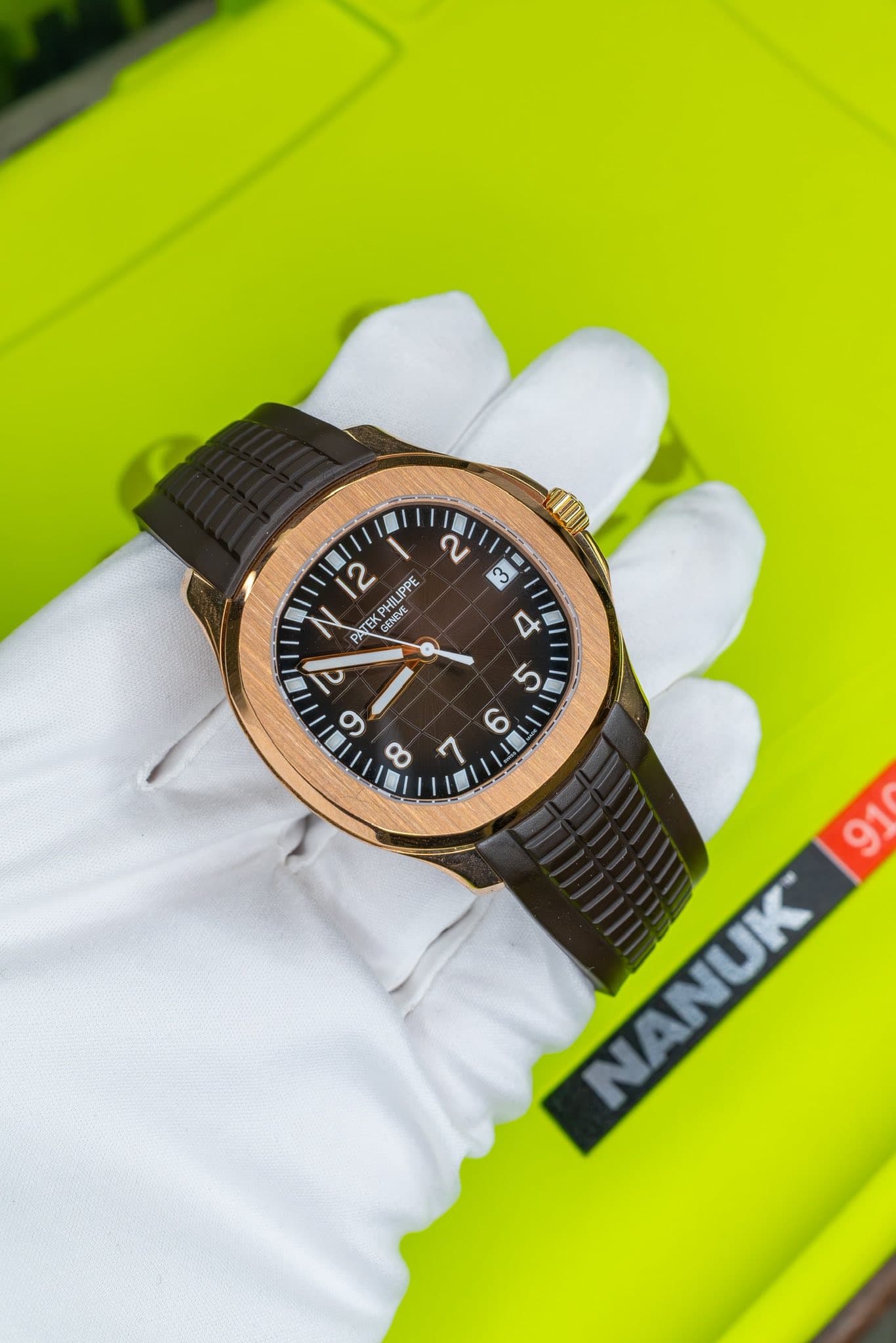 May be an image of wrist watch and text that says '12 2 2 ስጥቱ က y N SIN PAT A GENEVE PHILIPPE ርር ব 2 5 6o ο ٧ 9 و C 91 NANUK ONURE'