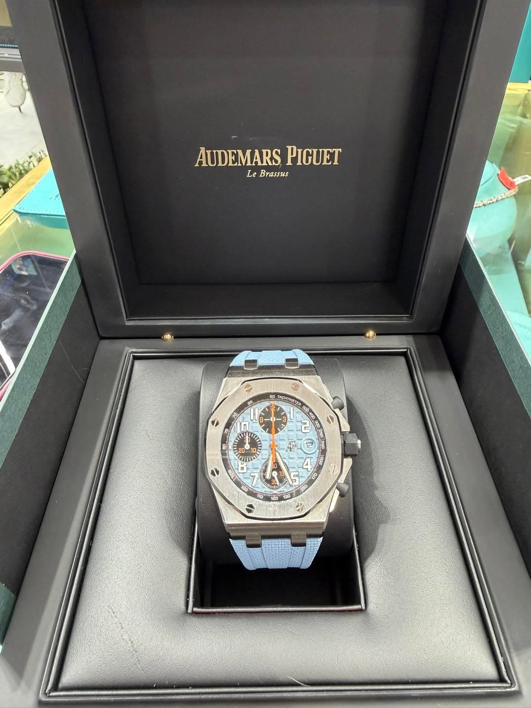 May be an image of wrist watch and text that says 'FrTa AUDEMARS AUDEMARSPIGUEI PIGUET Le Le Brassus 中• 수 S ما I 生 သ รน 19 不甜'