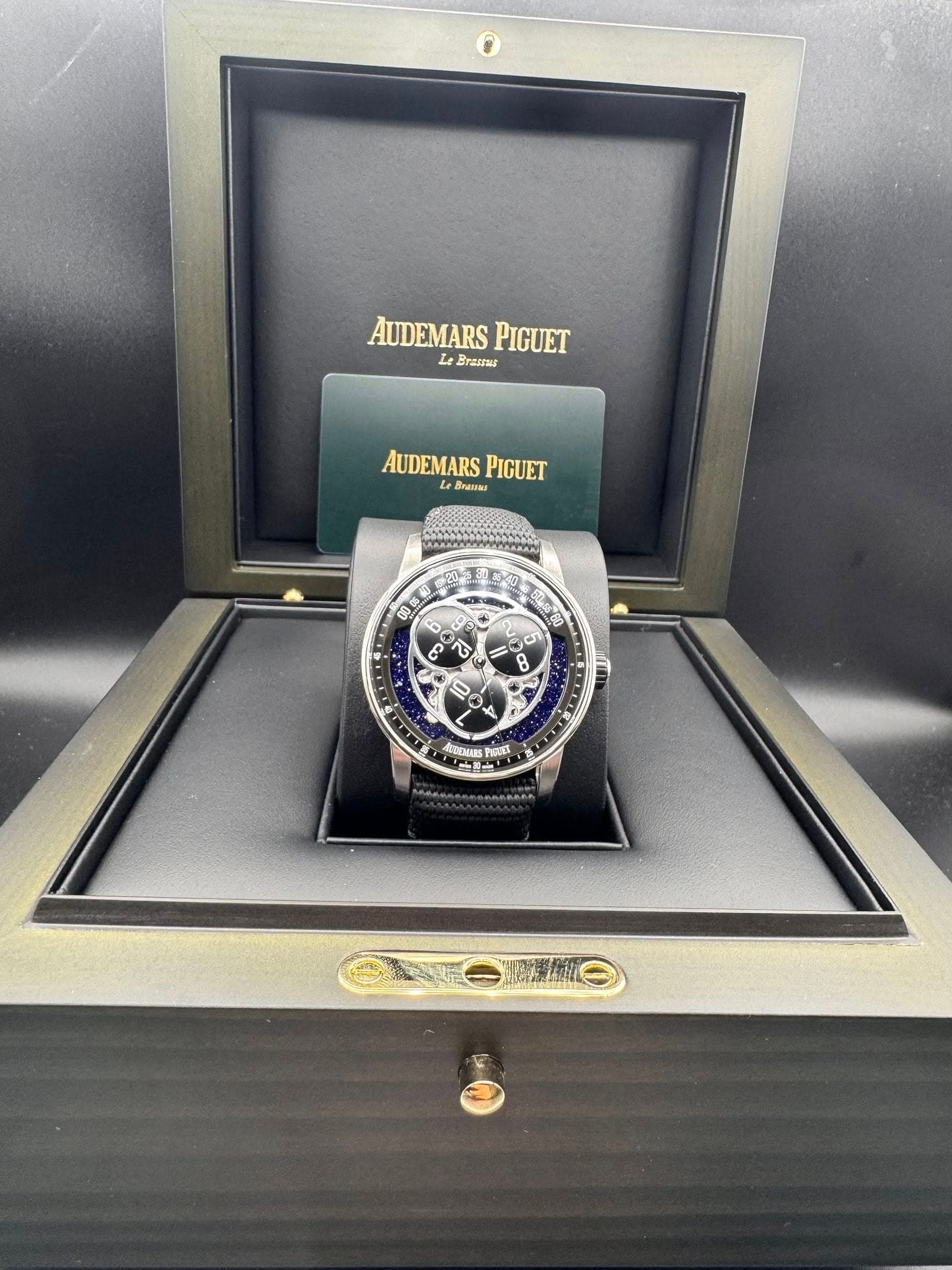 May be an image of wrist watch and text that says 'AUDEMARS PIGUET Le Braиblc Crasruz AUDEMARS AUDEMARSPIGUET PIGUET BNRNs 0000 00 X 7 O ه 7 2 تا G B E O 8 0 6 л PIOUTT'