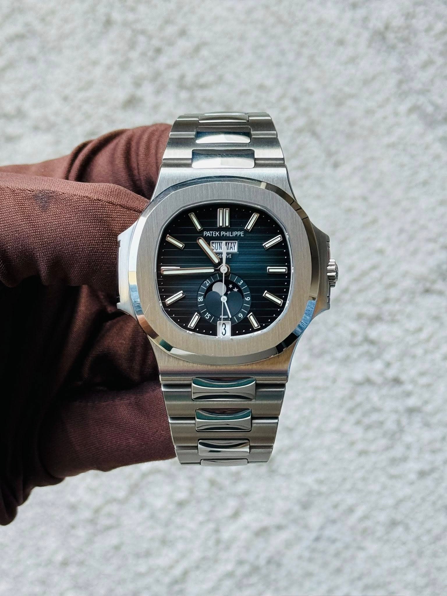 May be an image of wrist watch and text that says 'PATE PATEKPHILIPPE KP P PHII JPPE SUN SUNMAY MAY 2 क 6 i5 ز'
