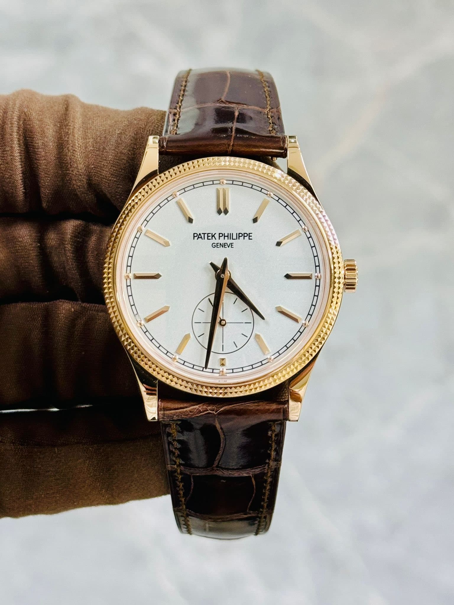 May be an image of wrist watch and text that says 'แ PATEK TEKPHILIPPE PHILIPPE GENEVE ۱ J YOUN'
