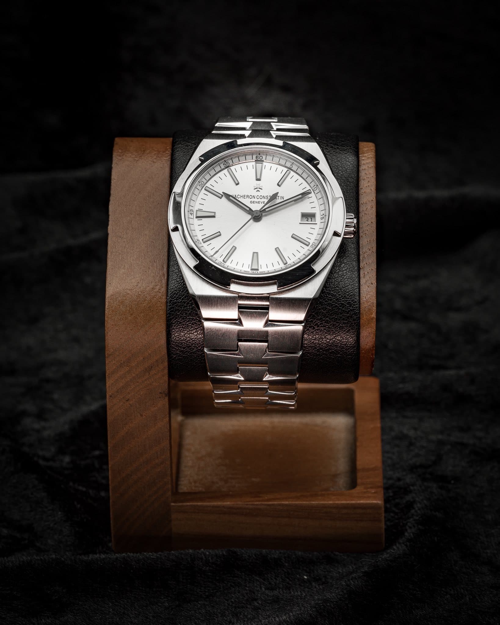 May be an image of wrist watch and text that says '1 F 1 1 ي = CHERON ACONS EREVE CONS TIN TIN l' U II απO'