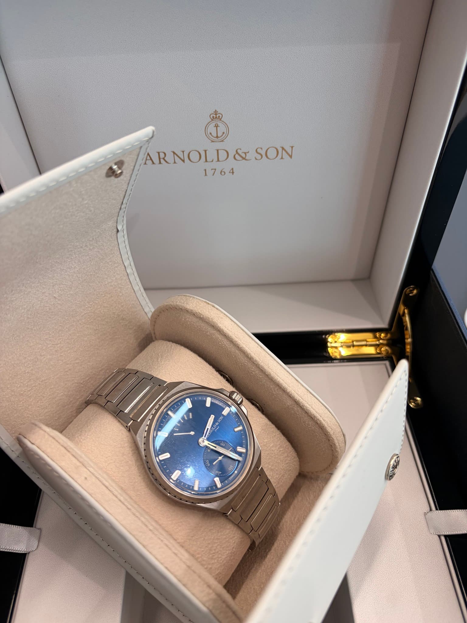 May be an image of wrist watch and text that says 'ARNOLD&SON & SON 海新 Ro SY 'I 팝 D I ٢'