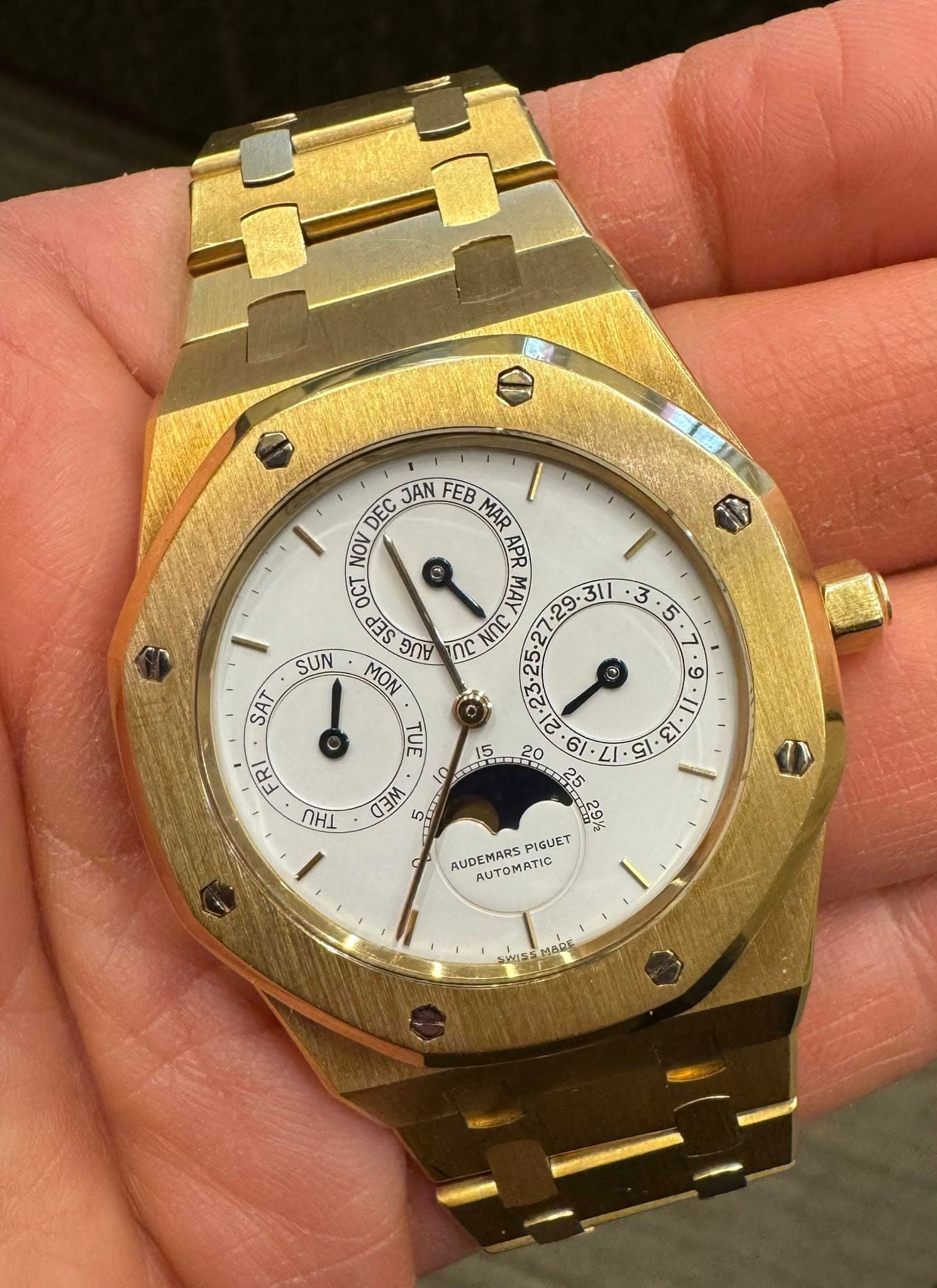 May be an image of wrist watch and text that says 'DEC JAN FEB MAR APR OCT SER UC / 3 5 อกษ በር MON TUE 心 9 SUN SAT FRI 0 ا6. 6/ 25 13 を لل a3M ミ AUDEMARS PIGUET AUTOMATIC'
