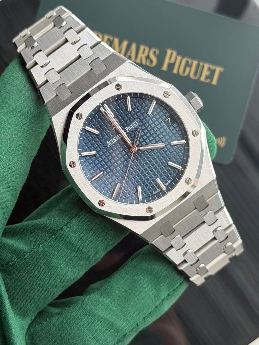 May be an image of wrist watch and text that says 'EMARS ARS PIGUET PIGUET AUDEM ఫీంకవై ၀၀၀'