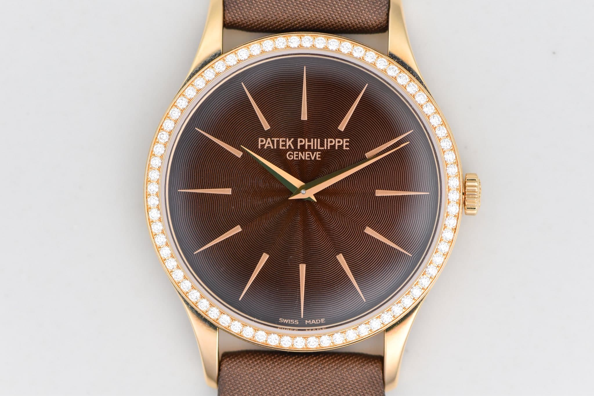 May be an image of wrist watch and text that says 'PATEK PATEKPHILIPPE PHILIPPE GENEVE ハ SWISS MADE'