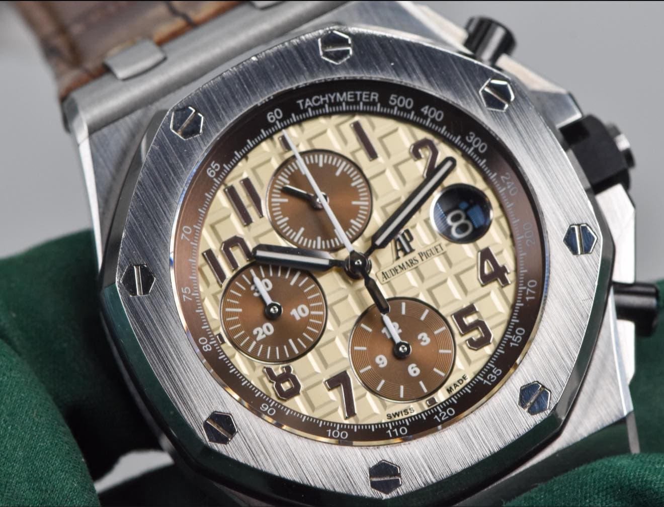 May be an image of wrist watch and text that says '65 TACHYMETER 60 XY 500 240 PIGUET AUDEMARS 70 ቤ O 75 Bunlu Jundo o G 55 6 3 3 ጋራ MADE OF 9 후무도리를 1 100 AOO O0 SWISS 10 O'