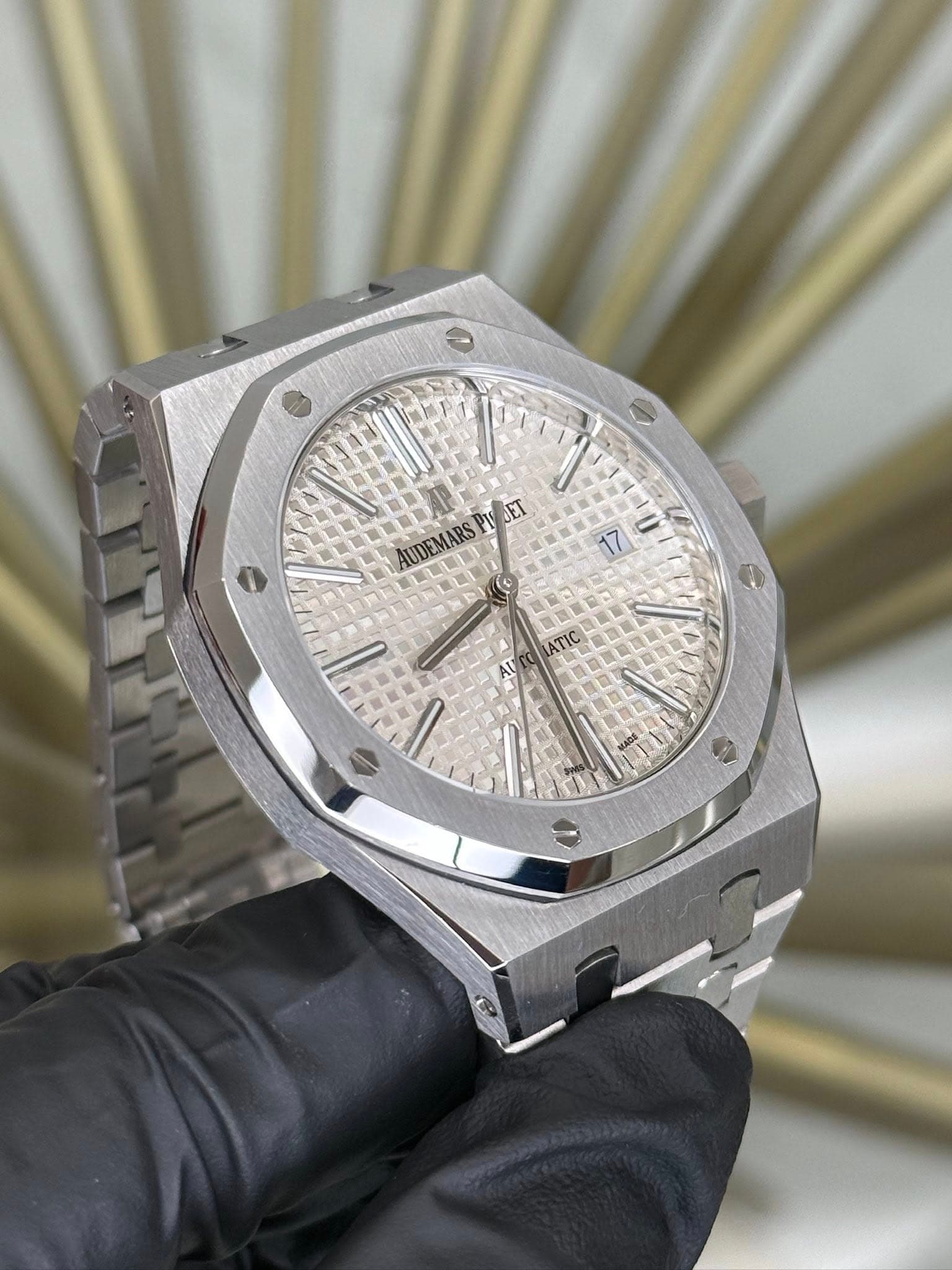 May be an image of wrist watch and text that says '1ロ 17 U AUDEMARSPIE ET AUDEMARS ATIC D N'