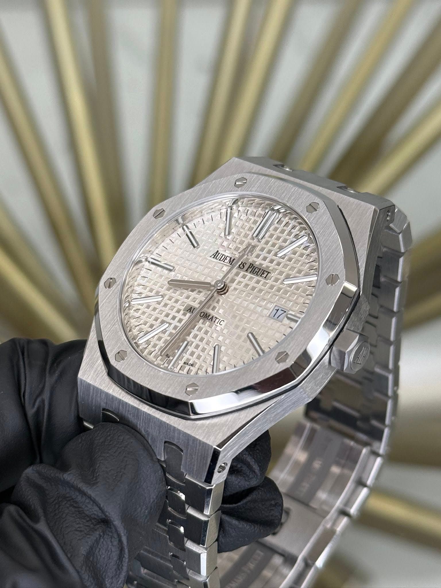 May be an image of wrist watch and text that says 'AUDEM PIGUET MATIC TIC 17 I ١'
