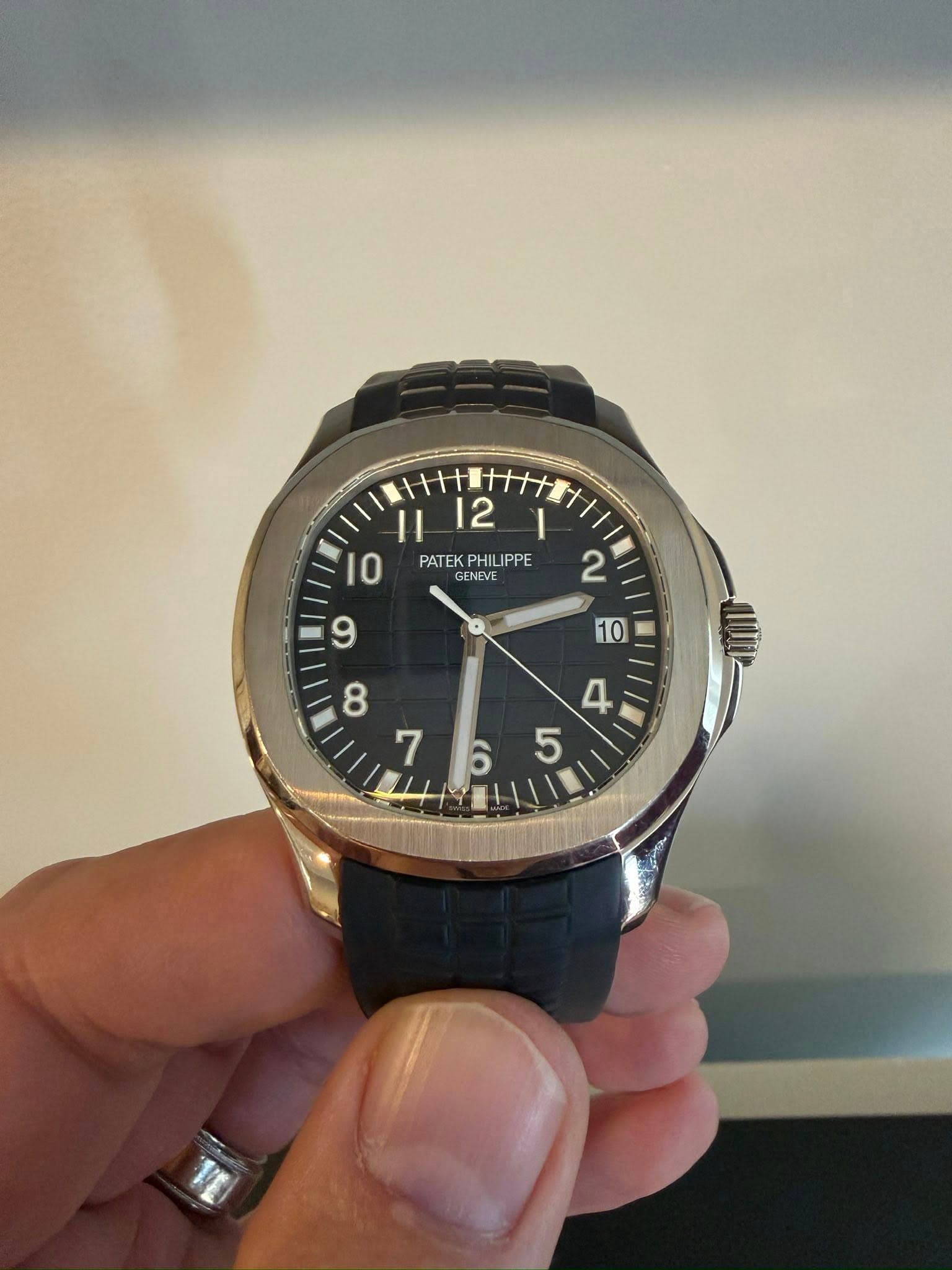 May be an image of wrist watch and text that says '/1 2 ١ 10 PATE PATEKPHILIPP PATEKPHILIPPE PHILIPPE GENEVE ያሮጫ'
