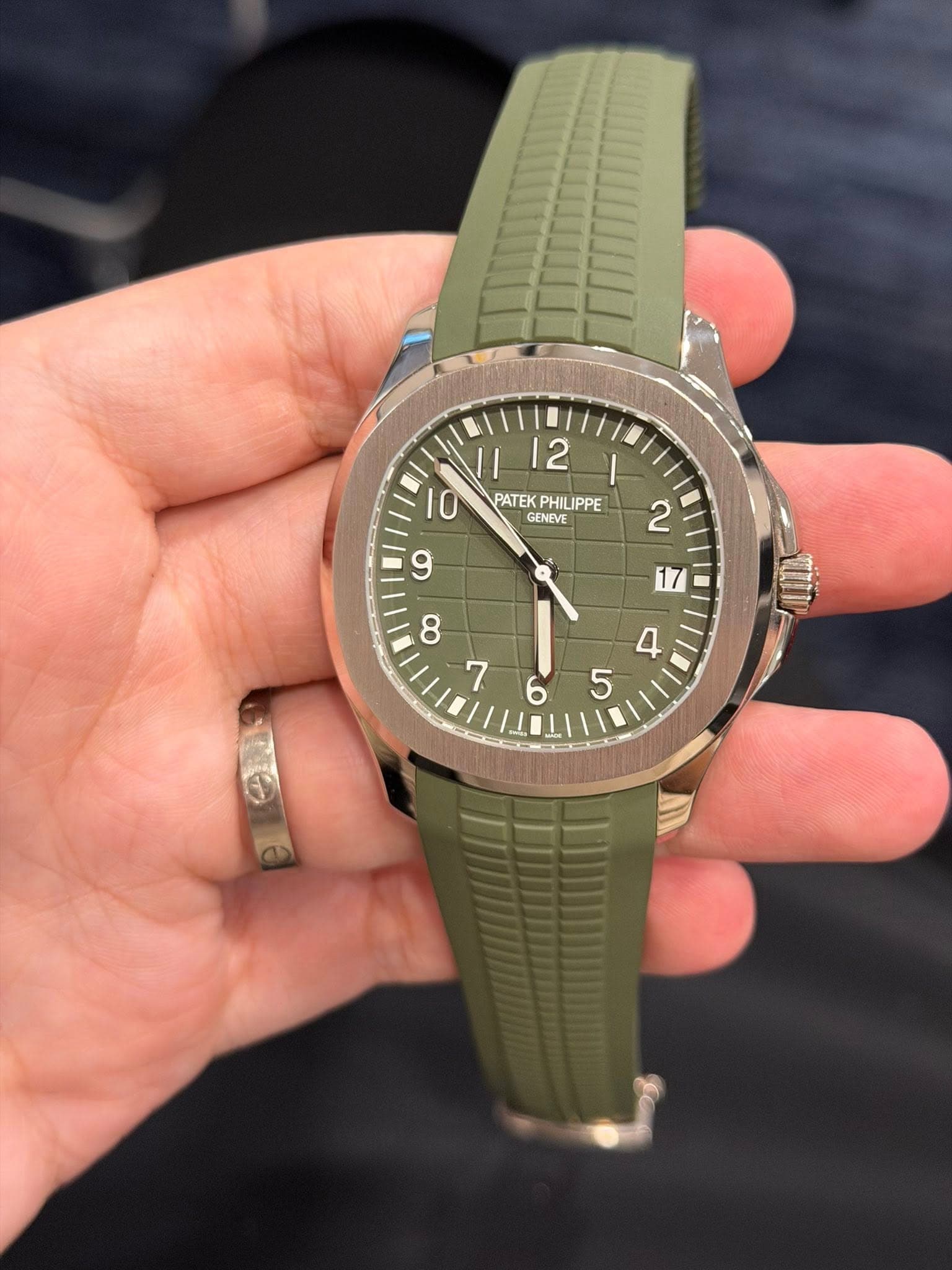 May be an image of wrist watch and text that says '10 2 PATEKPHILIPPE GENEVE PATEK PHILIPPE '