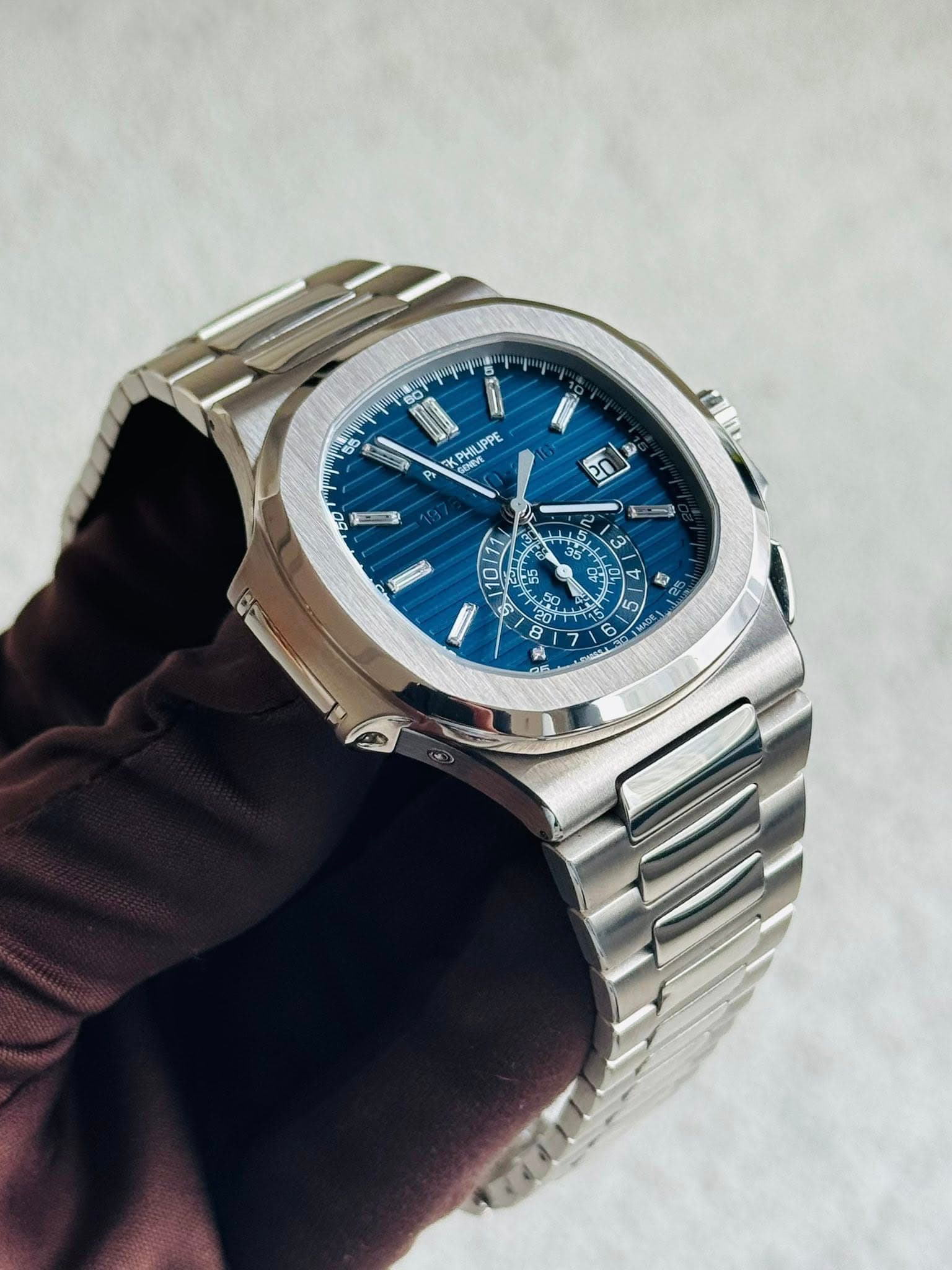 May be an image of wrist watch and text that says '6 O የሚ B8 UPPE P PHILIPPE Ku 림 A G 110/11 4 S 40 Sn 9 فلی 8 위 7 I C 0 6 L'